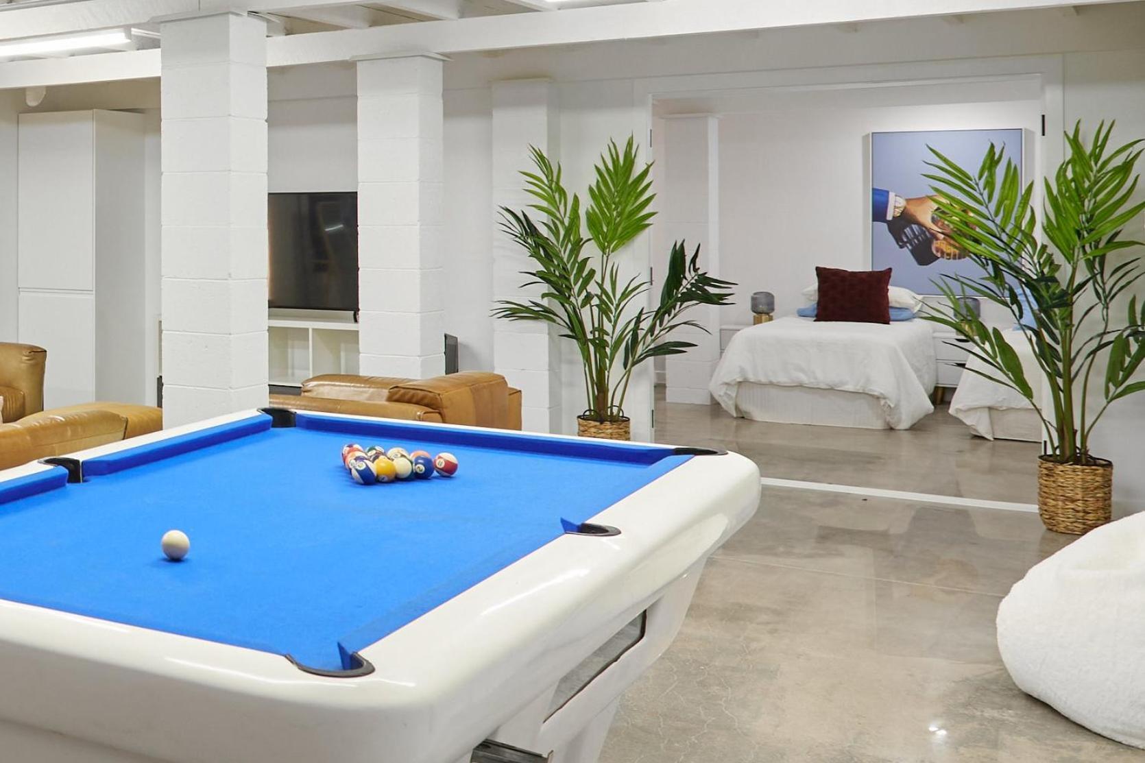 The Queenslander! Complete Entertainer - Huge - Stylish - Games - Full Level Pool - Smokehouse - Secure Parking - Yard #new! Gold Coast