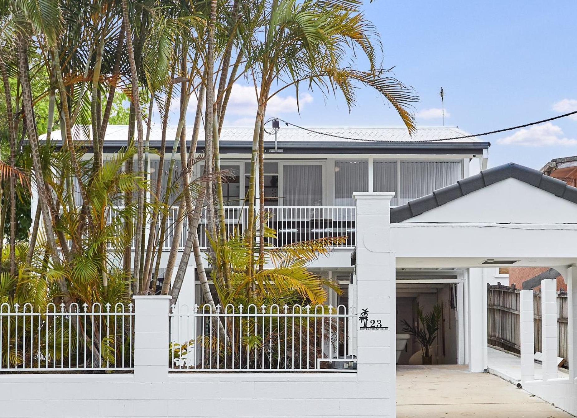Holiday home The Queenslander! Complete Entertainer - Huge - Stylish - Games - Full Level Pool - Smokehouse - Secure Parking - Yard #new! Gold Coast