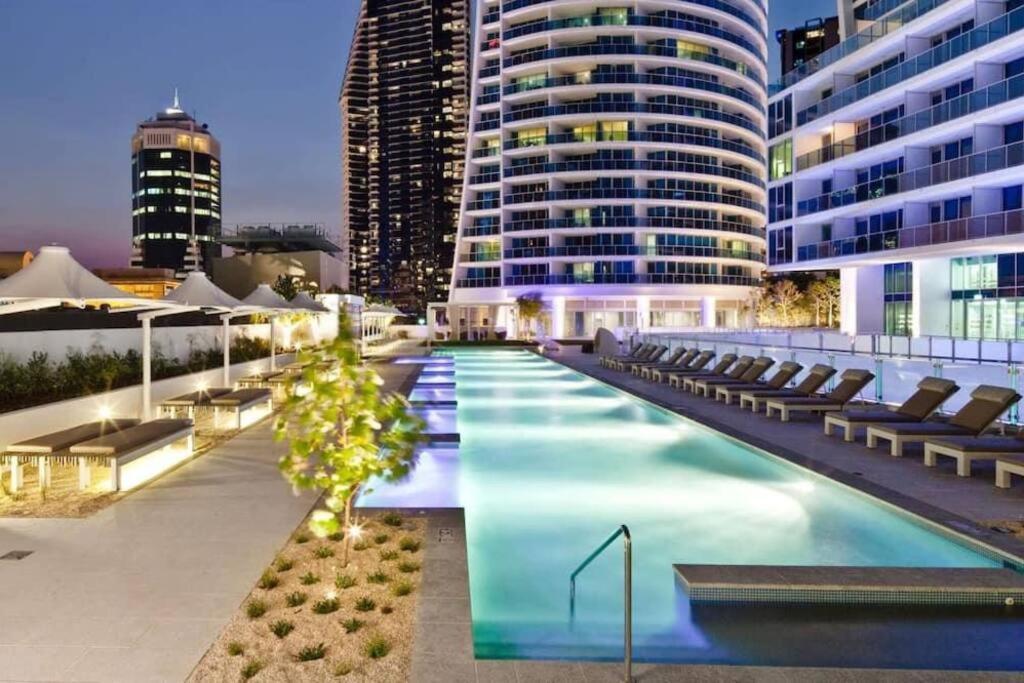 Hilton Surfers High Floor Beach Views *