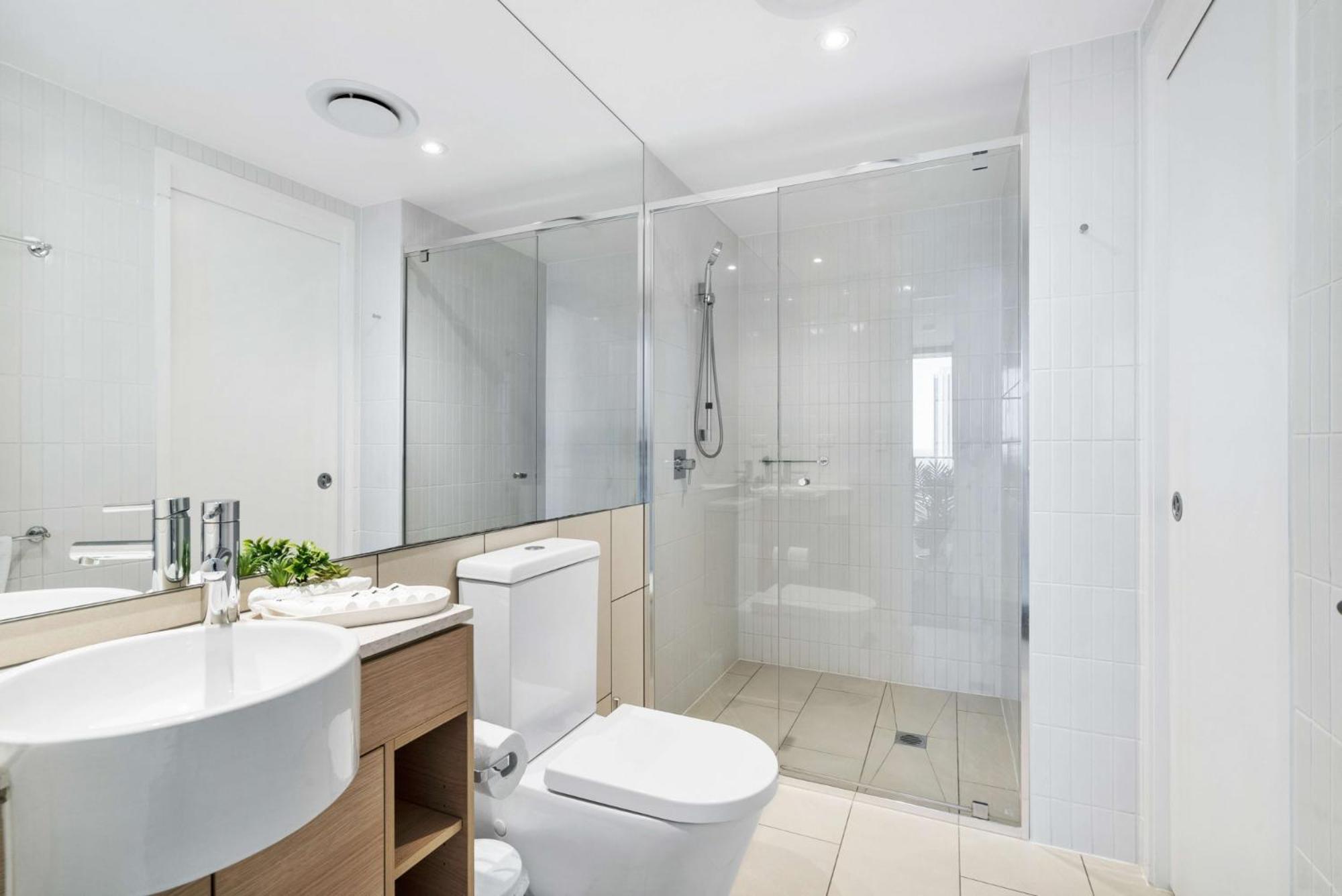 Apartment Elegant 2-bed With Stunning Views, Pool, Bbq, Gym *