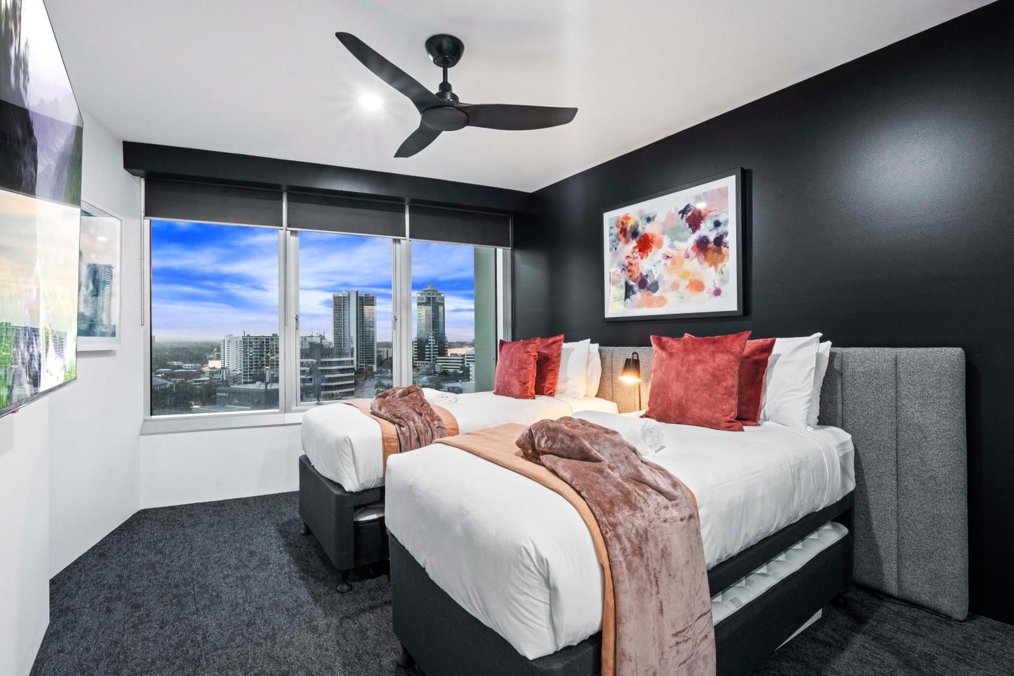 Q Tower In Surfers Paradise - From Level 3 - Self Contained & Privately Managed - Wow Apartment