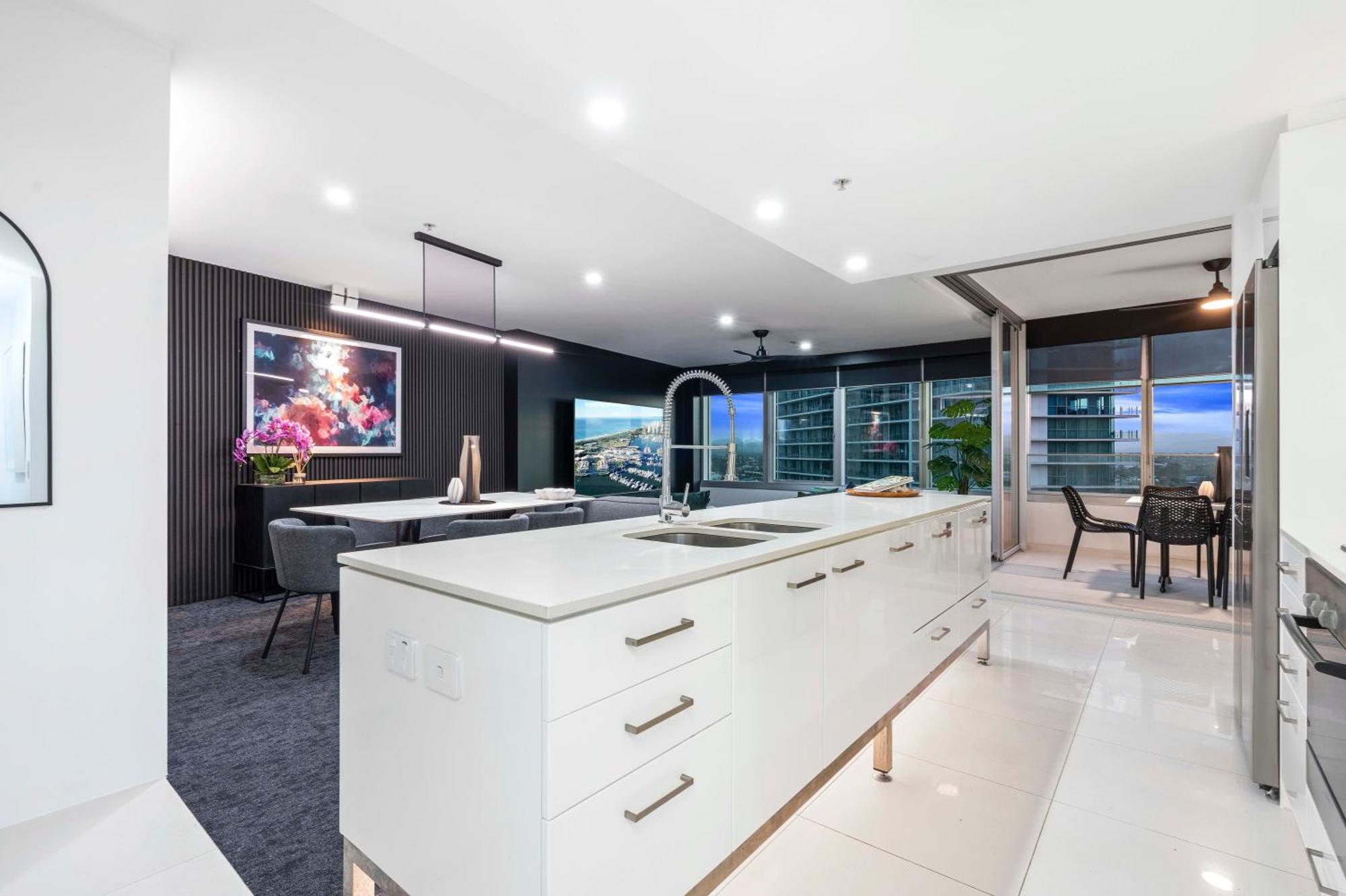 Q Tower In Surfers Paradise - From Level 3 - Self Contained & Privately Managed - Wow Apartment *