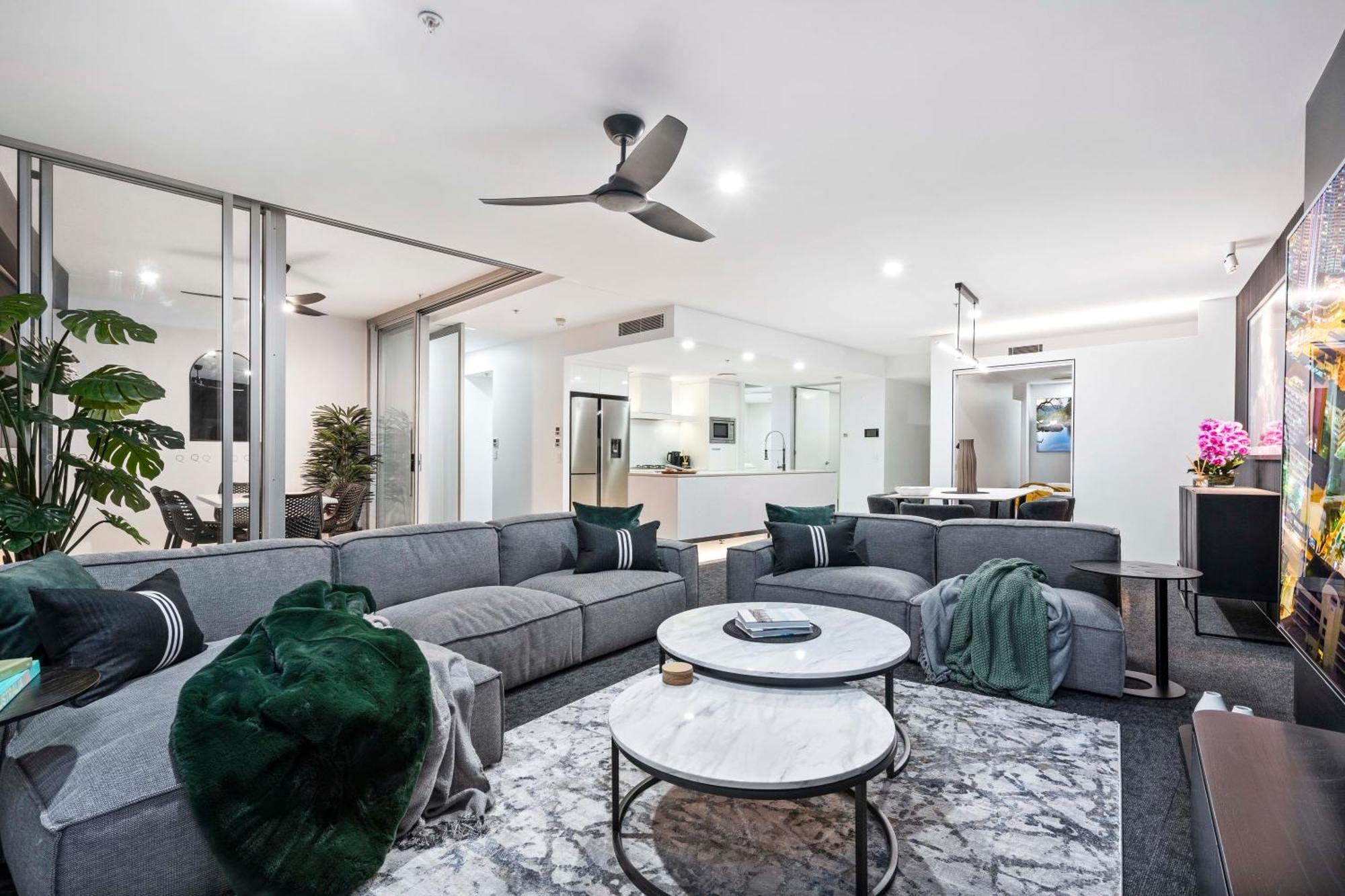 Q Tower In Surfers Paradise - From Level 3 - Self Contained & Privately Managed - Wow Apartment