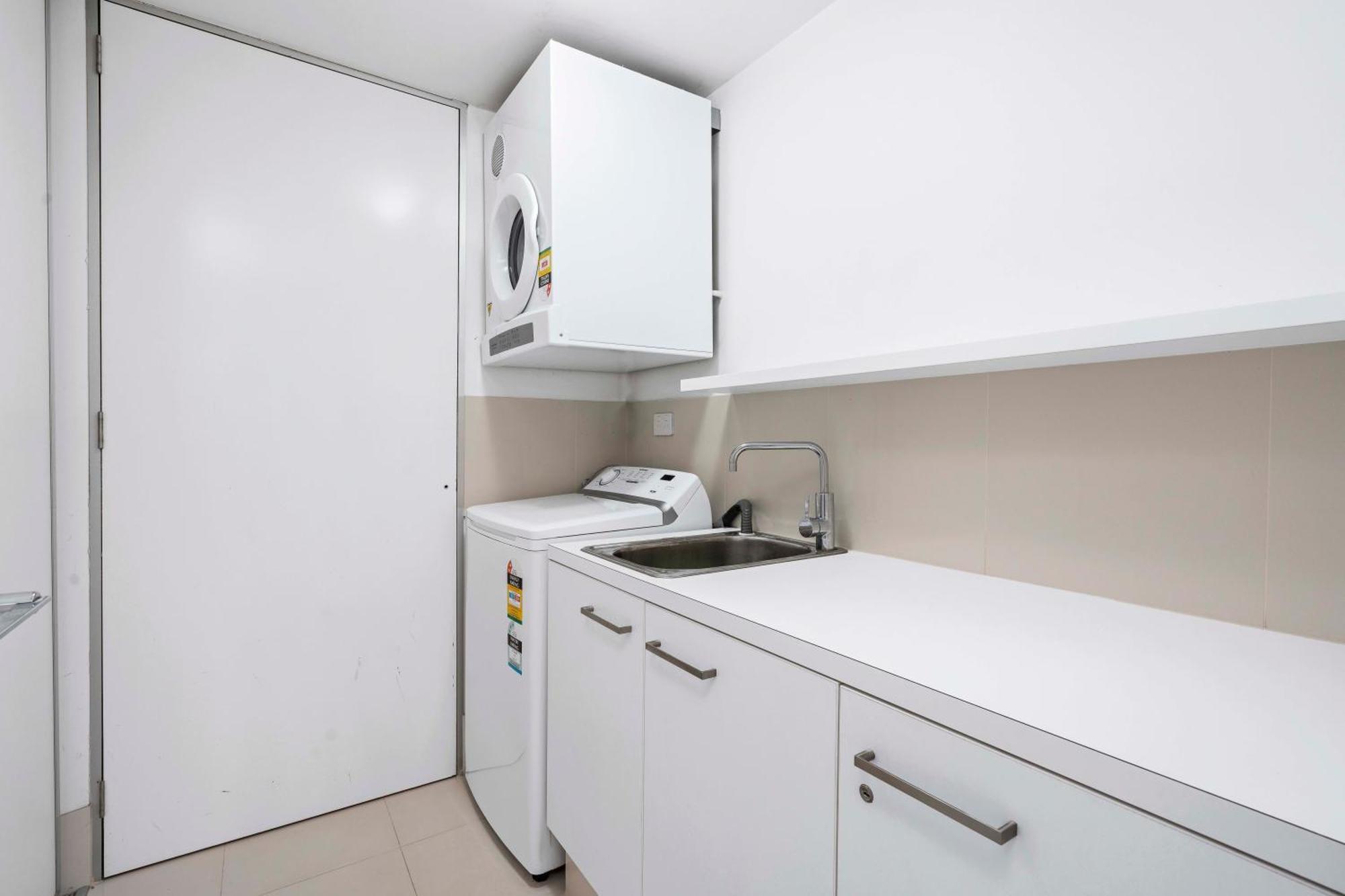 Apartment Q Tower In Surfers Paradise - From Level 3 - Self Contained & Privately Managed - Wow *