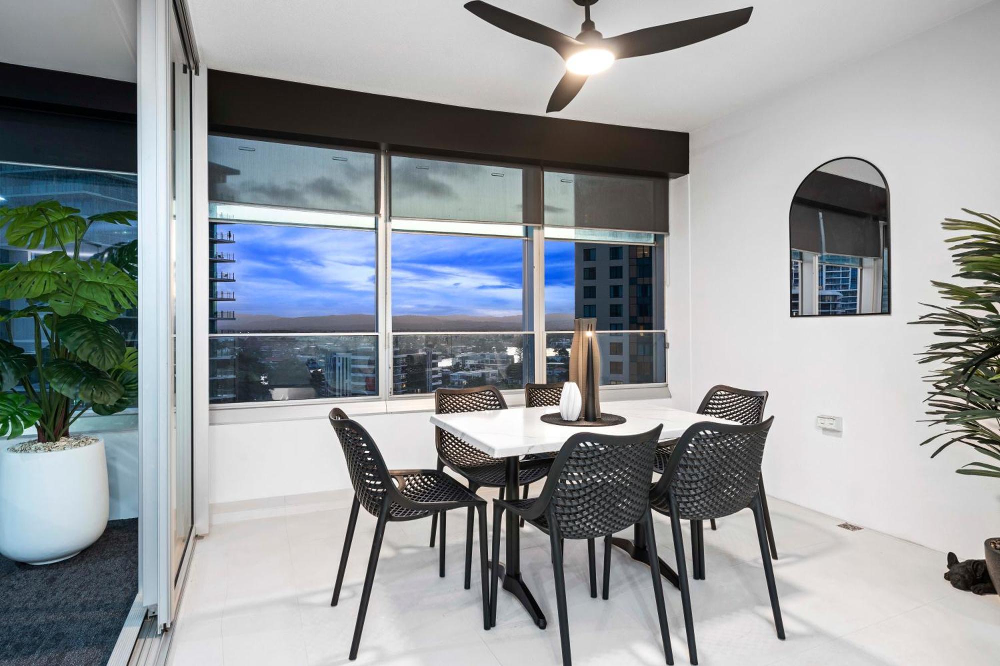 Q Tower In Surfers Paradise - From Level 3 - Self Contained & Privately Managed - Wow Apartment