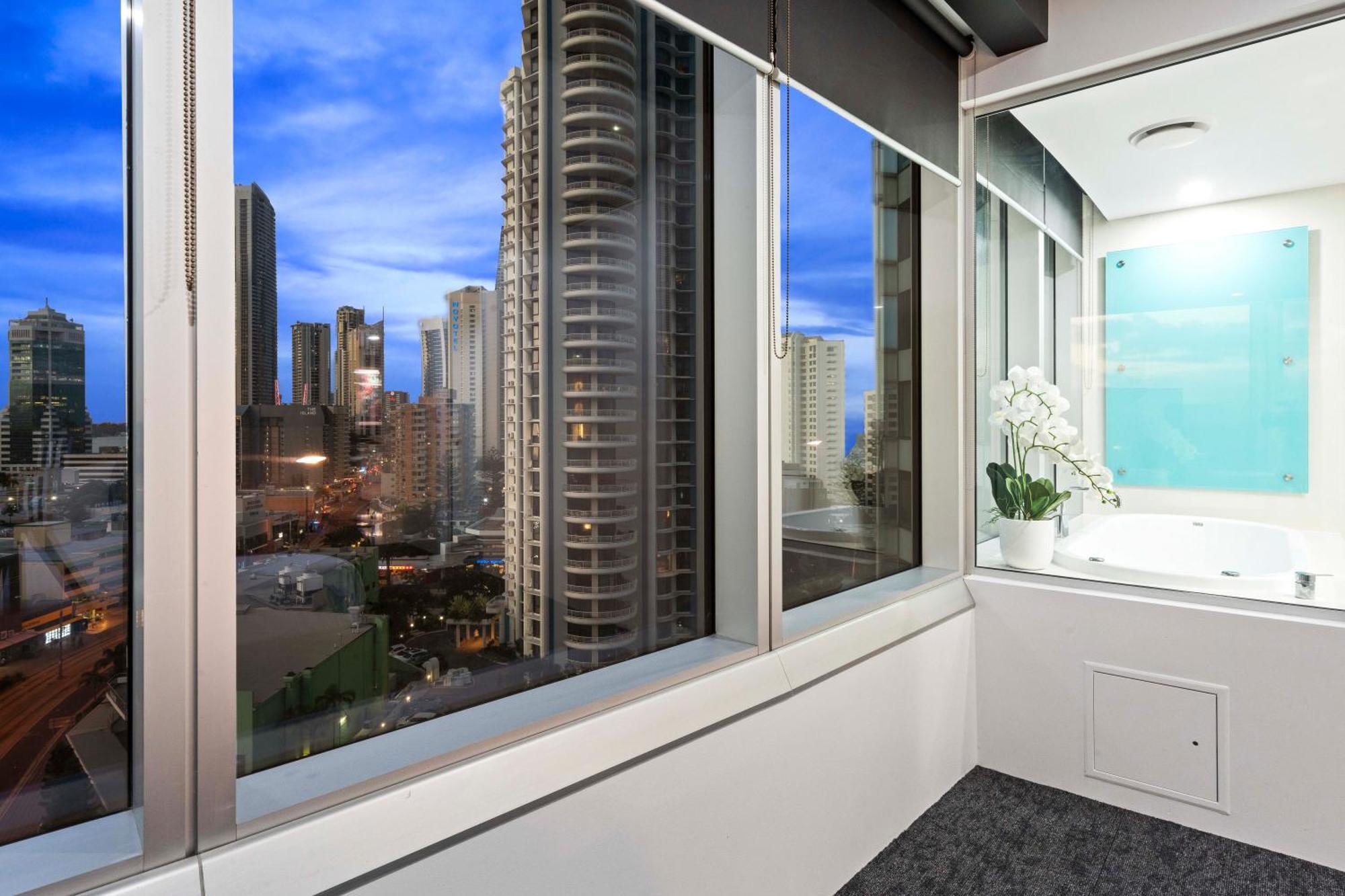 Apartment Q Tower In Surfers Paradise - From Level 3 - Self Contained & Privately Managed - Wow Gold Coast