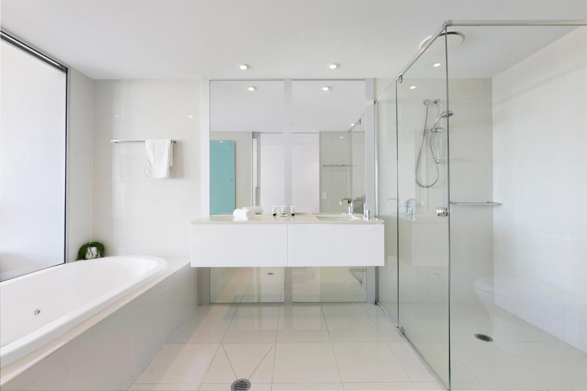 Luxury 3-bed With Pool, Gym & Breathtaking Views *