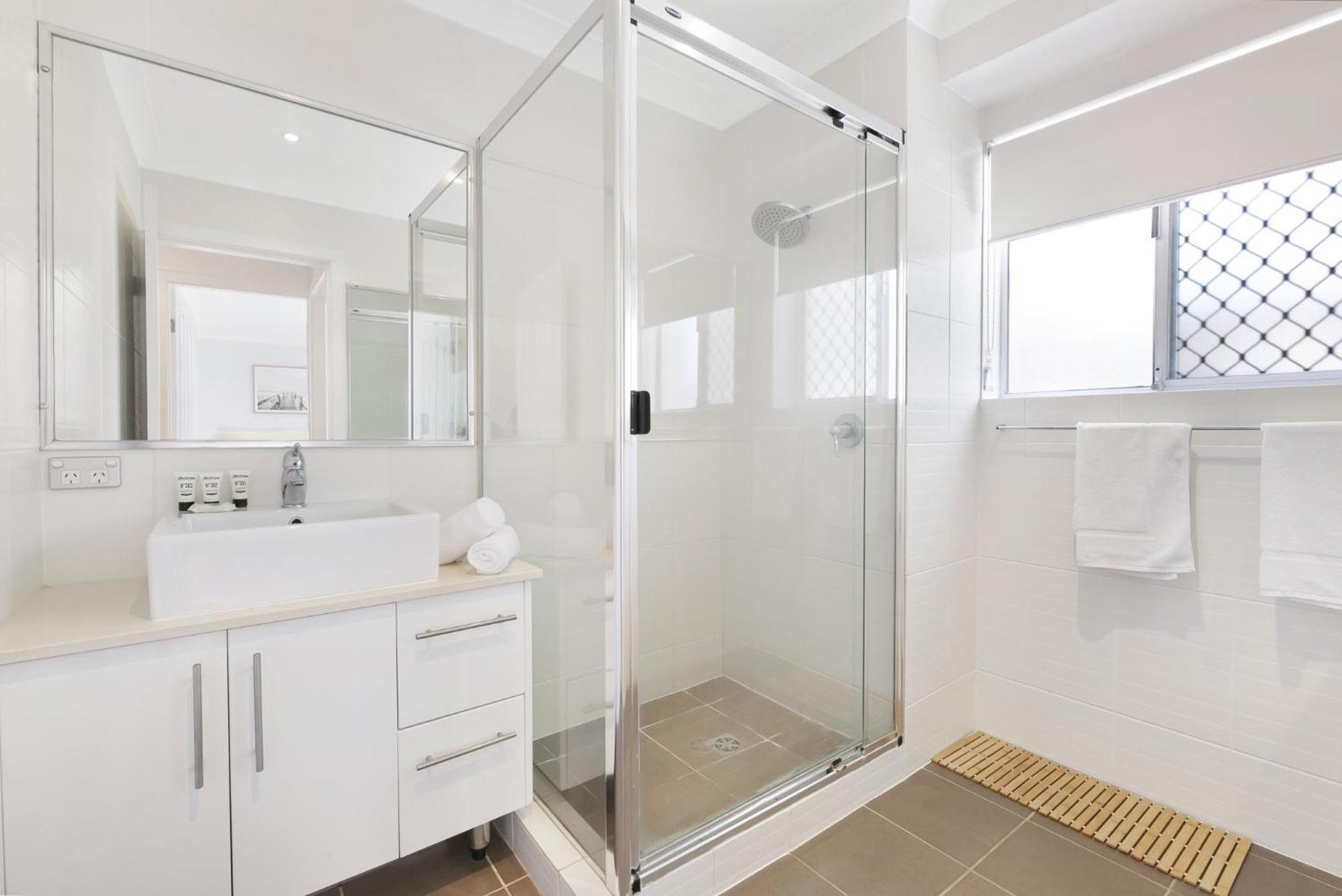 Ground Floor 2-bed Mermaid Pad With Parking *