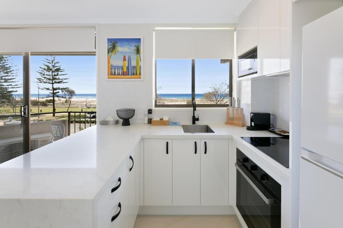 Beachfront With Balcony & Stunning Views Gold Coast