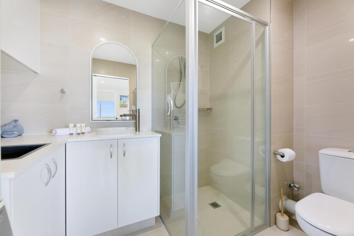 Beachfront With Balcony & Stunning Views * Gold Coast