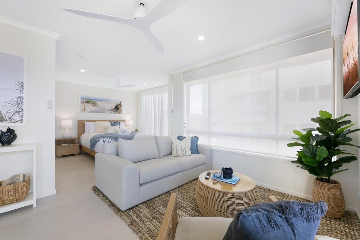 Apartment Beachfront With Balcony & Stunning Views