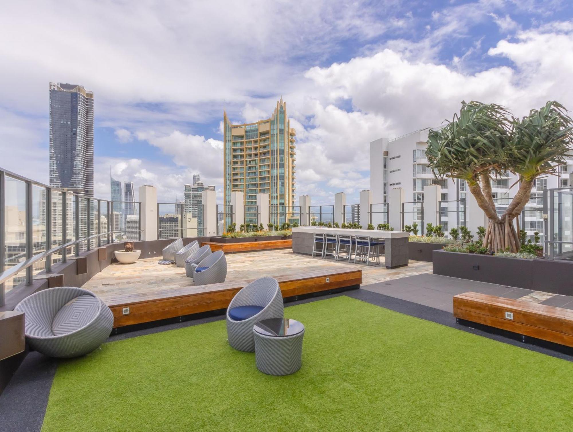 Premium Oceanfront Unit At Rhapsody Surfers Paradise *