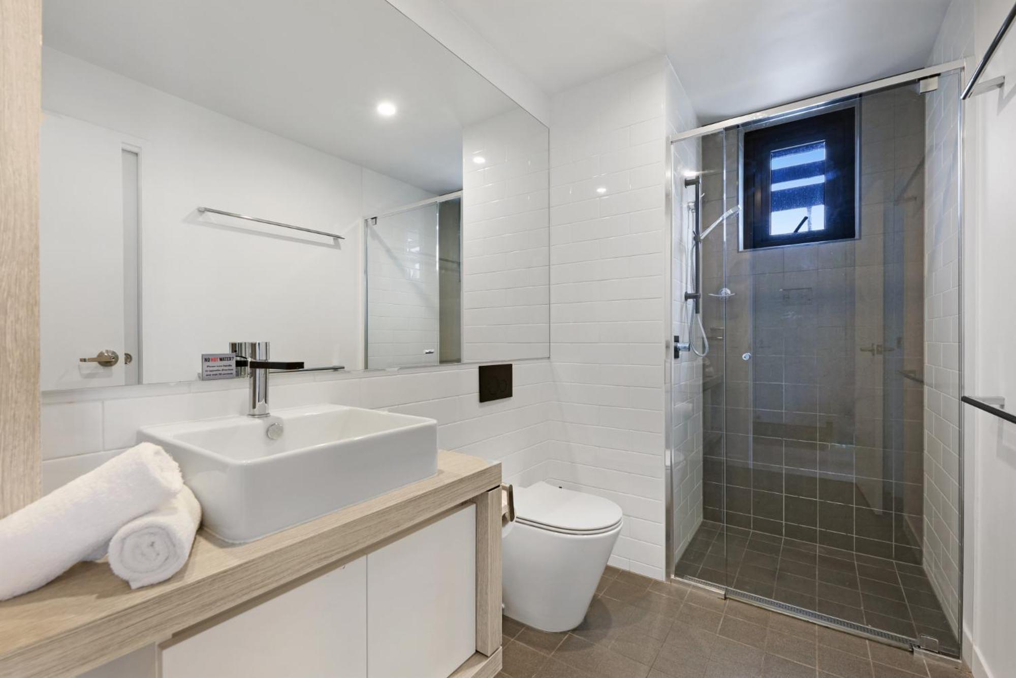 Luxe Beachfront 2-bed With Gym Pool & Views Apartment