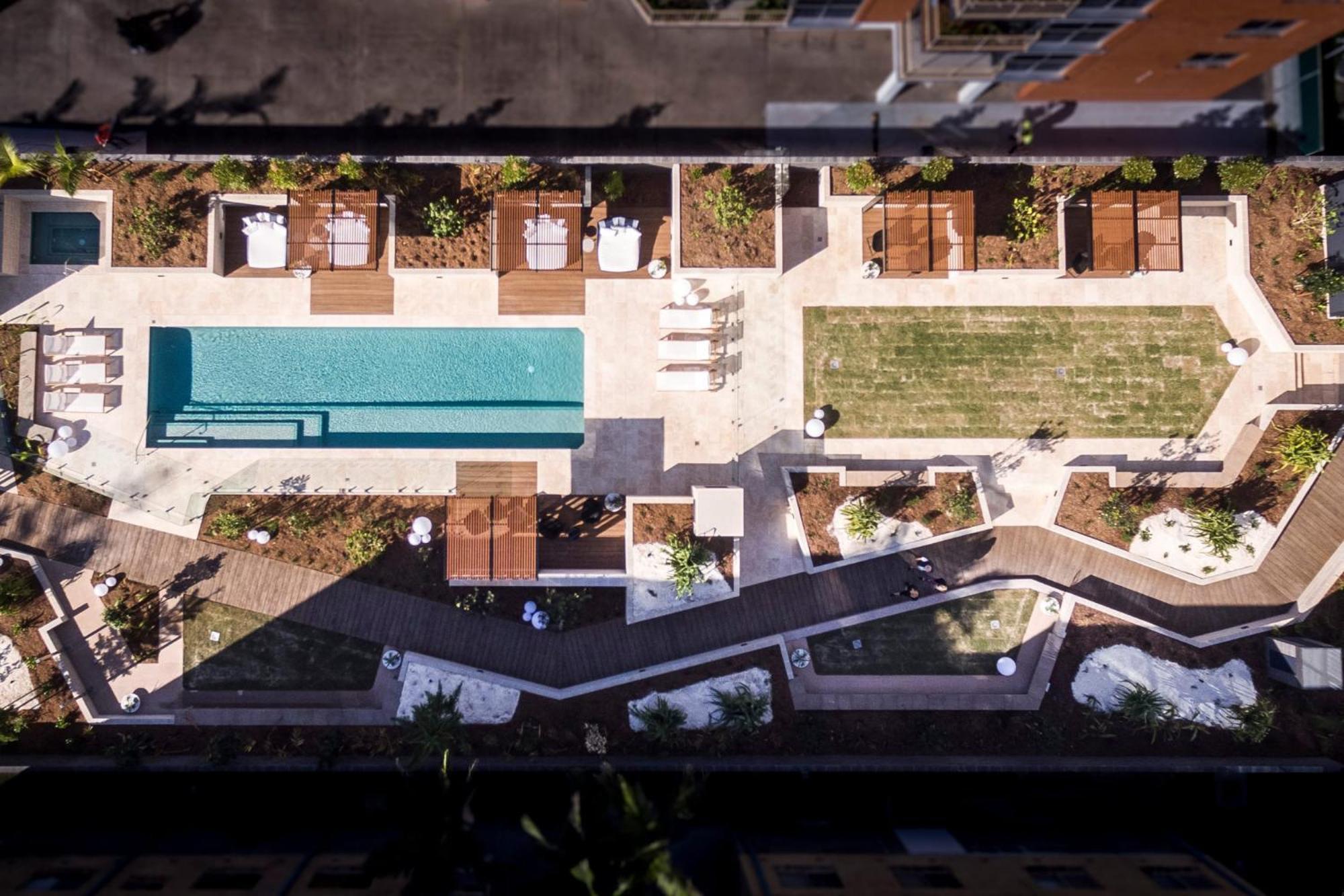 Luxe Beachfront 2-bed With Gym Pool & Views *