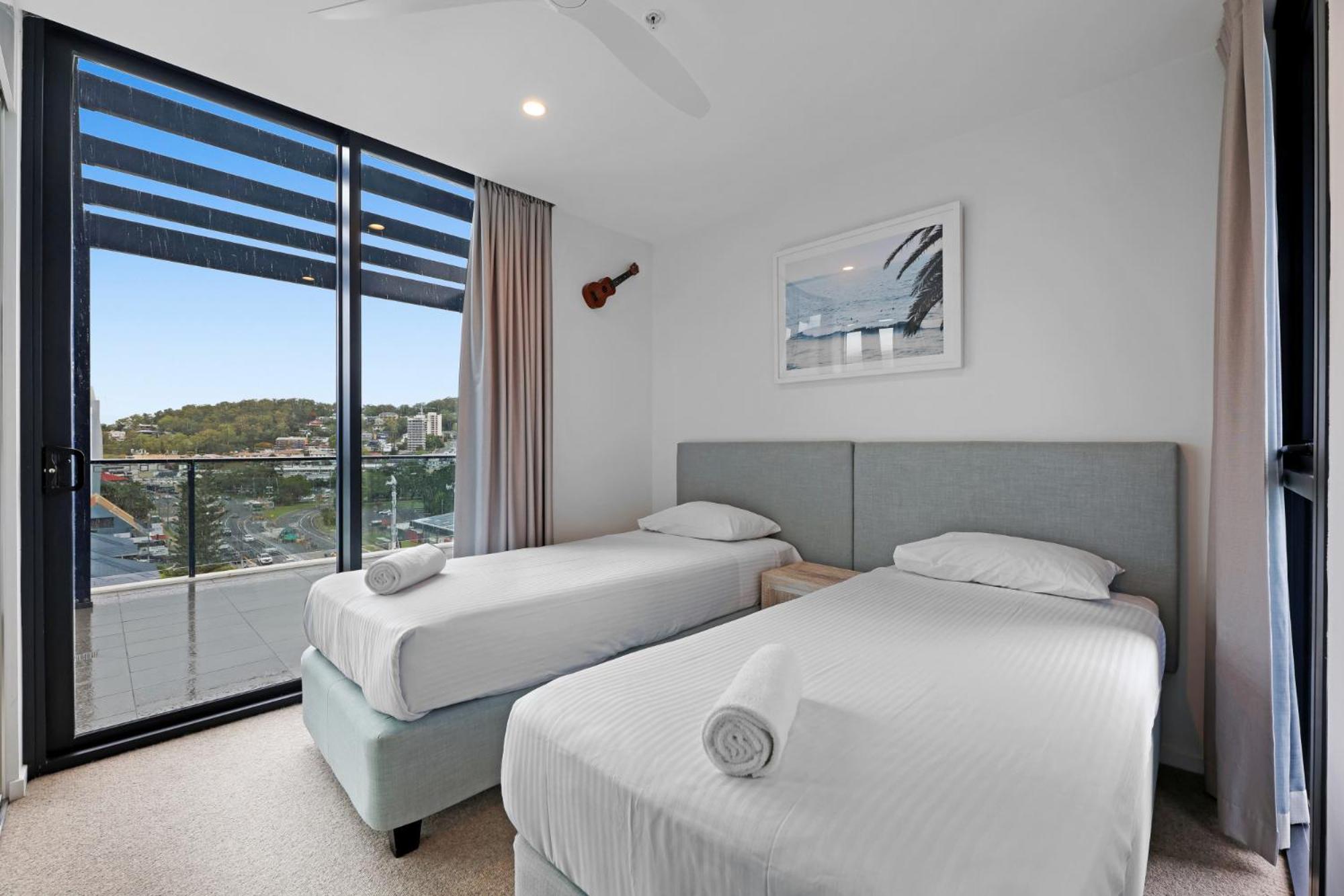 Luxe Beachfront 2-bed With Gym Pool & Views