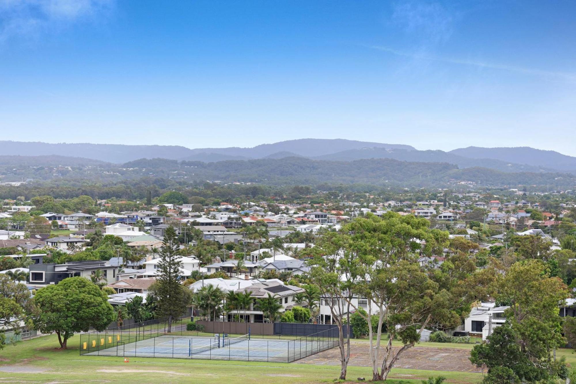 Luxe Beachfront 2-bed With Gym Pool & Views Gold Coast