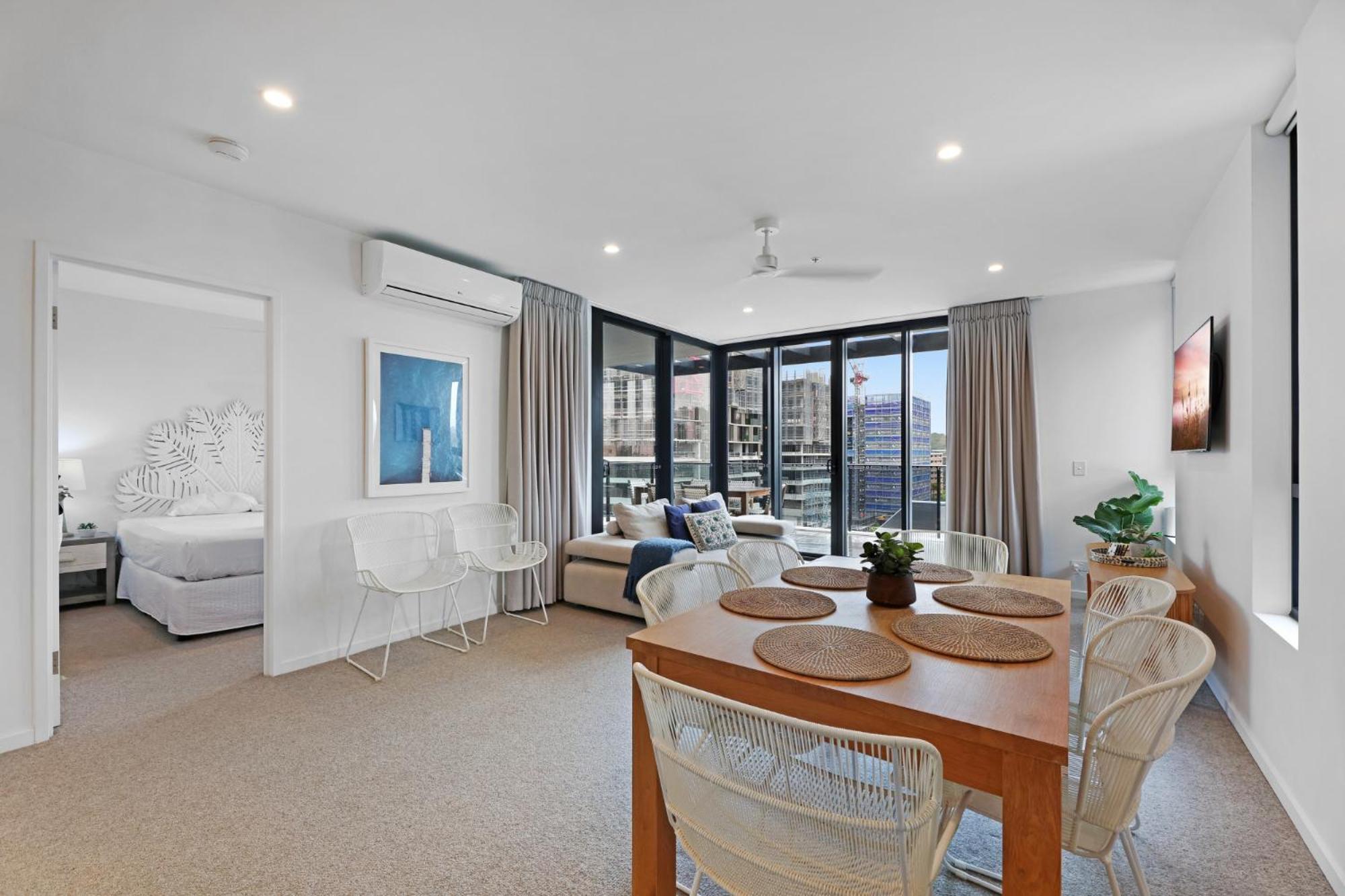 Luxe Beachfront 2-bed With Gym Pool & Views Apartment
