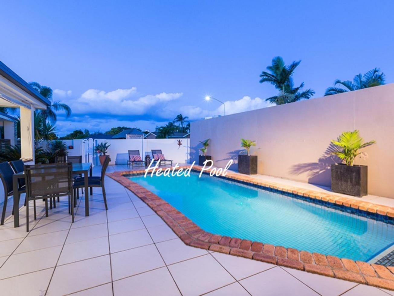Reflections Broadbeach- Heated Pool! Complete Waterfront Entertainer With Huge Deck, Pool Table And Pontoon Holiday home Gold Coast