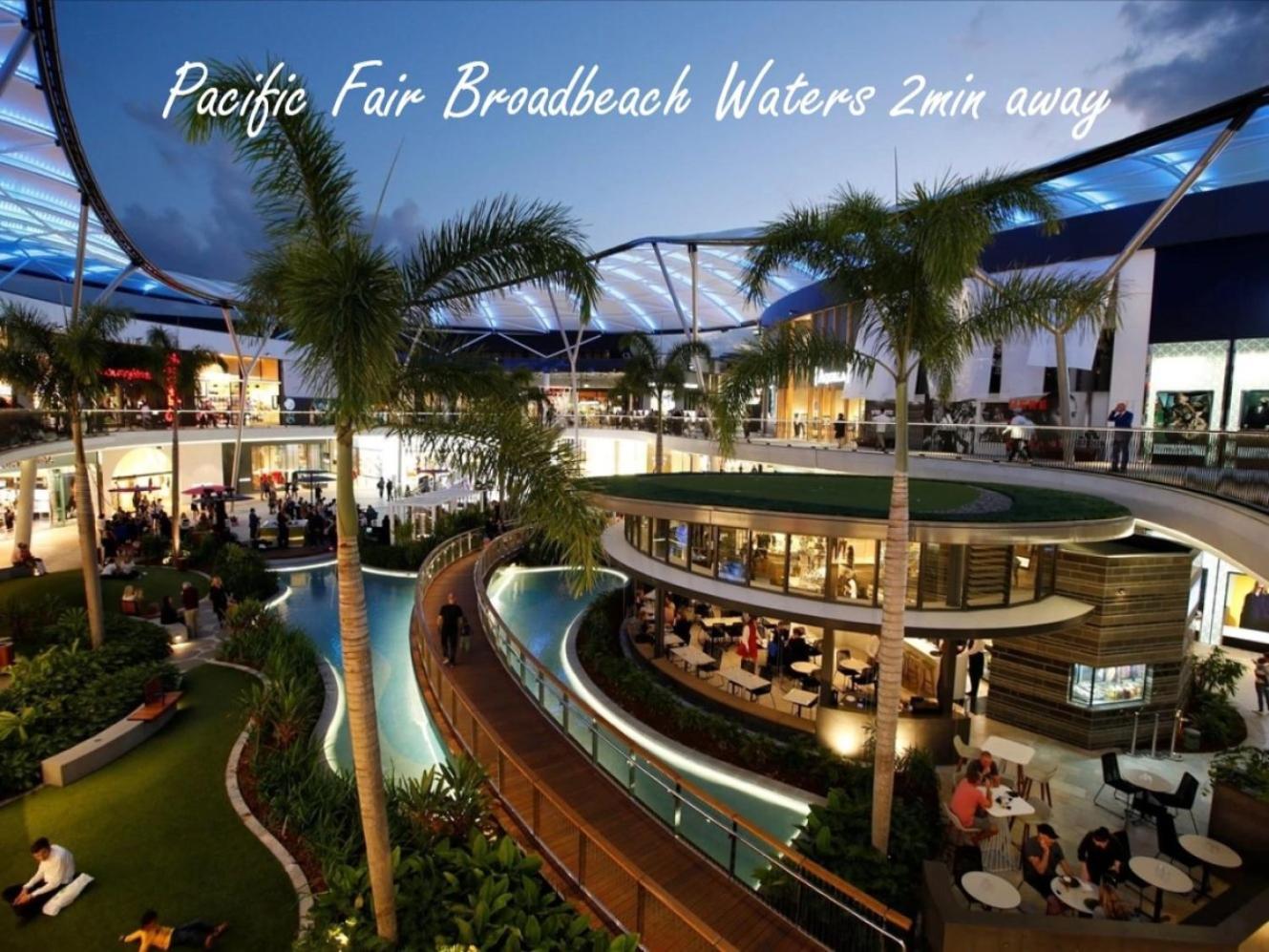 Holiday home Reflections Broadbeach- Heated Pool! Complete Waterfront Entertainer With Huge Deck, Pool Table And Pontoon