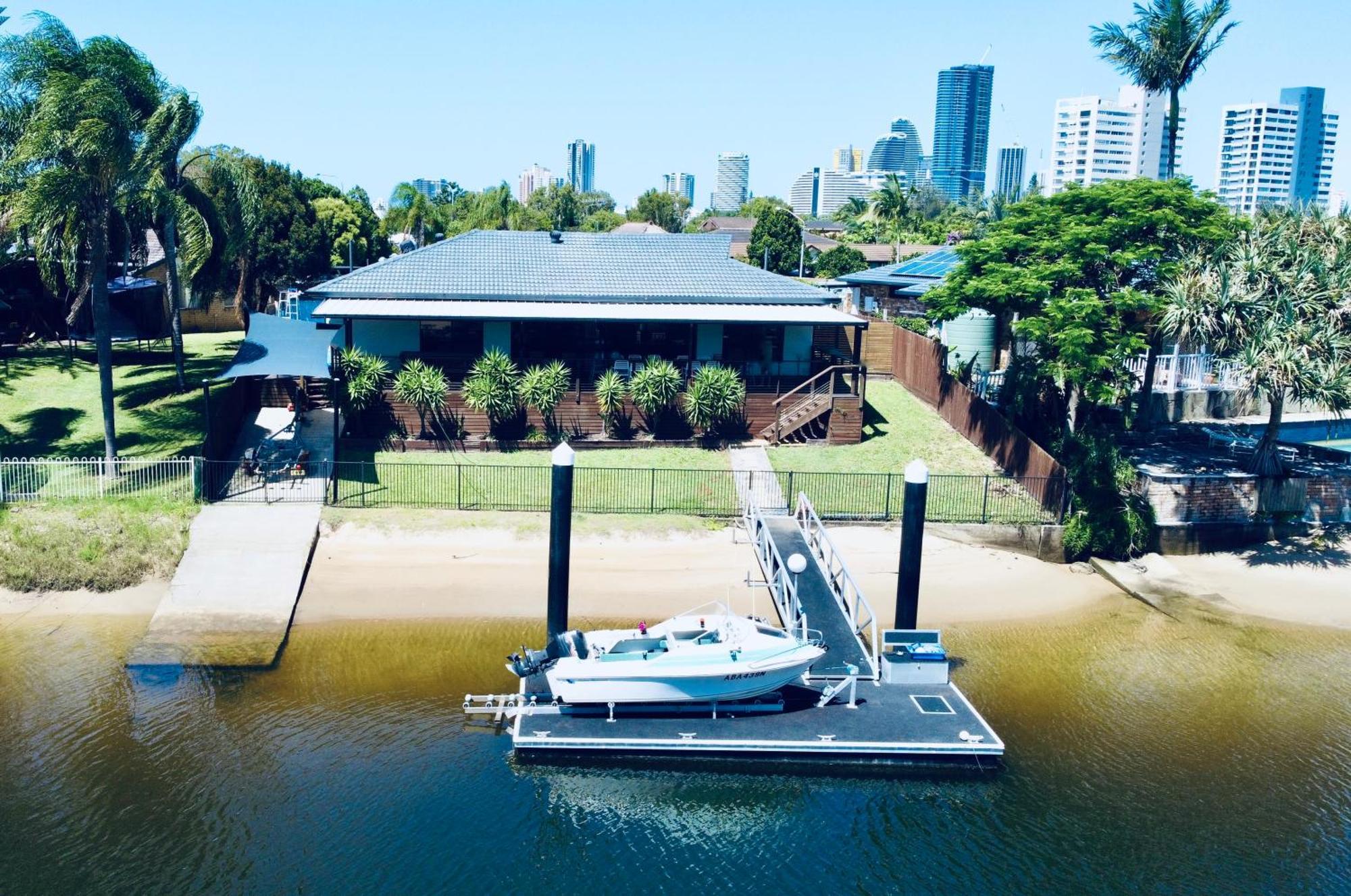 Reflections Broadbeach- Heated Pool! Complete Waterfront Entertainer With Huge Deck, Pool Table And Pontoon Holiday home *