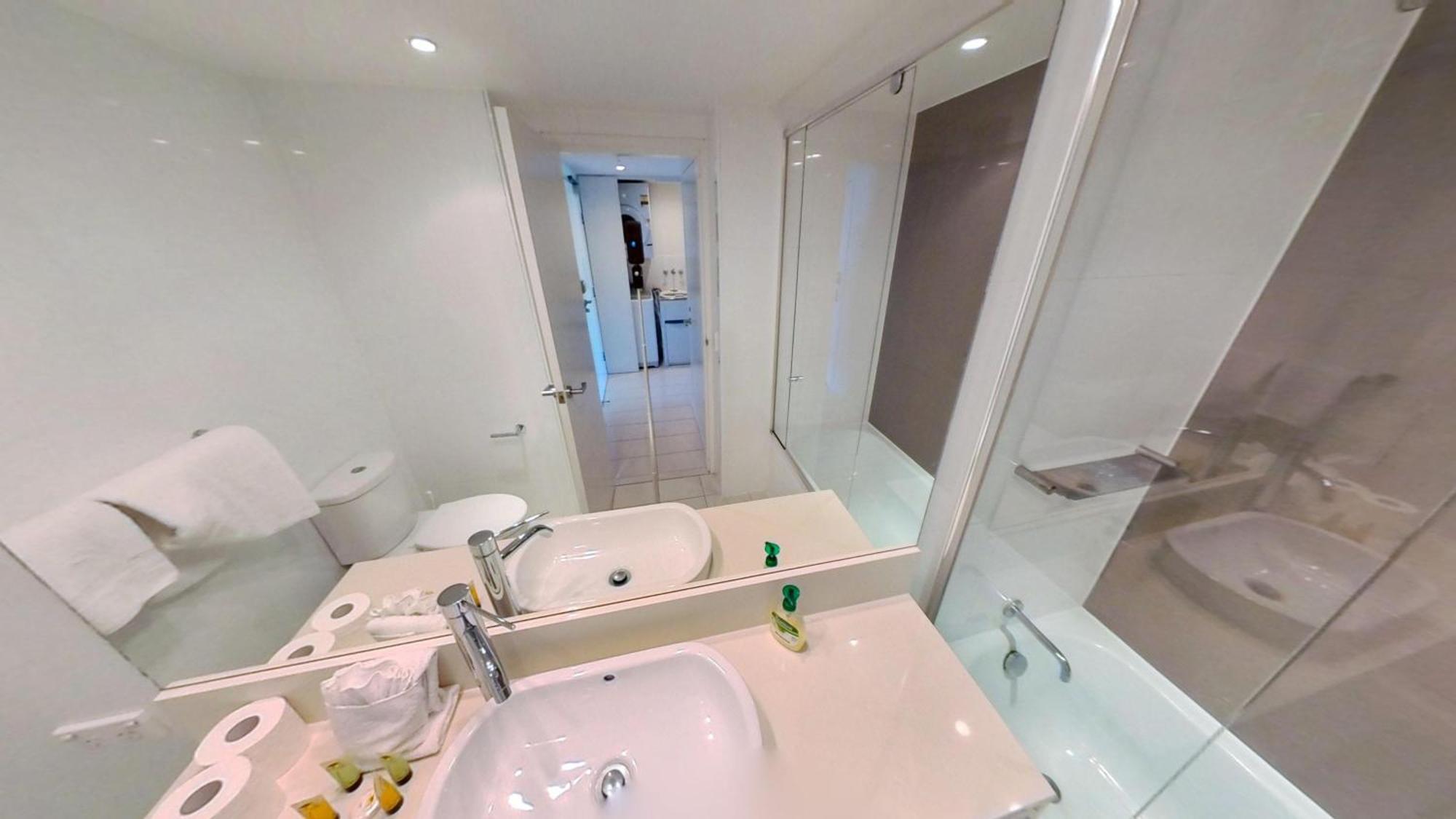 Apartment Hilton 2 Bed 2 Bath With Car Park 12704 *