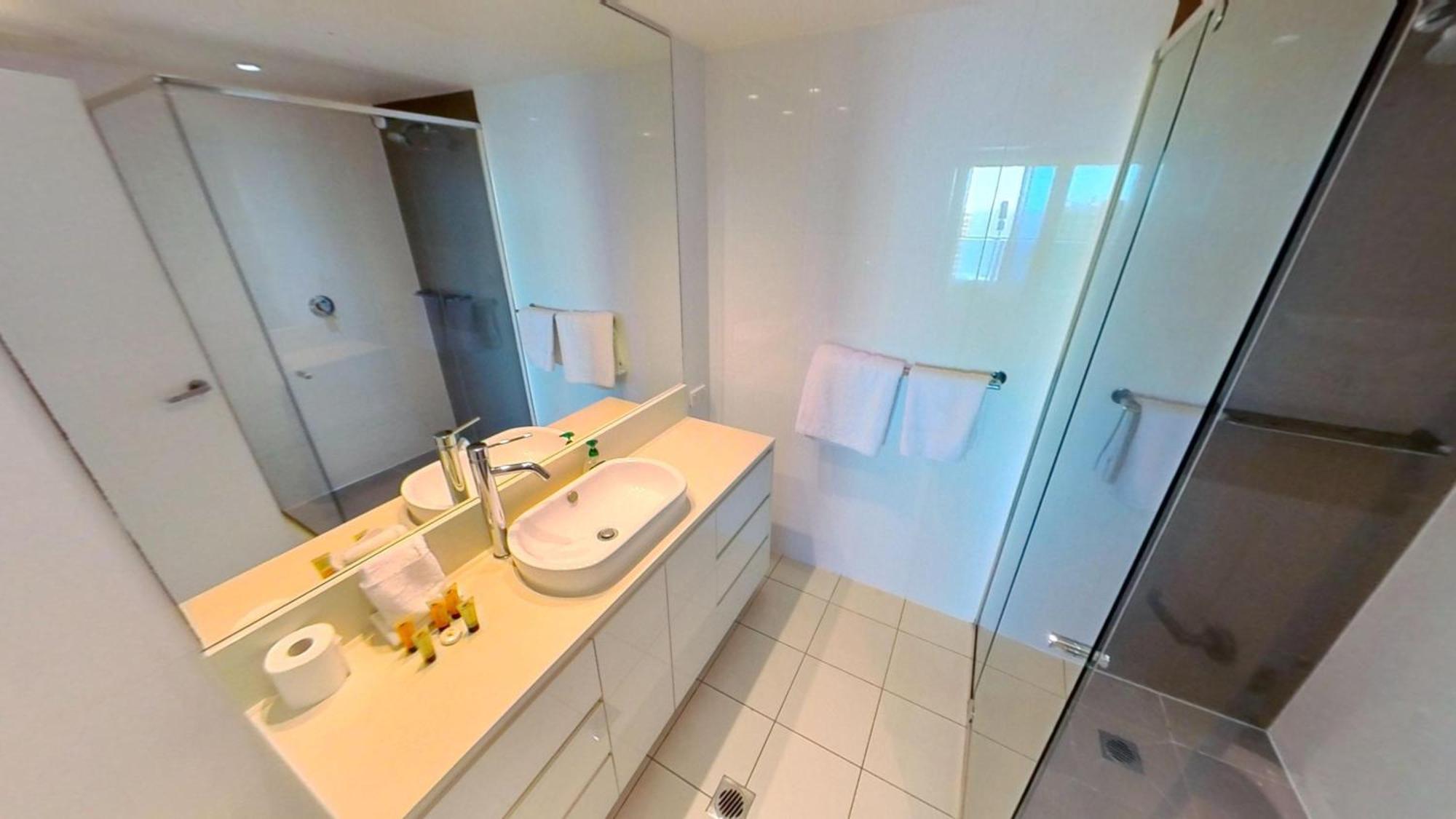 Hilton 2 Bed 2 Bath With Car Park 12704 *