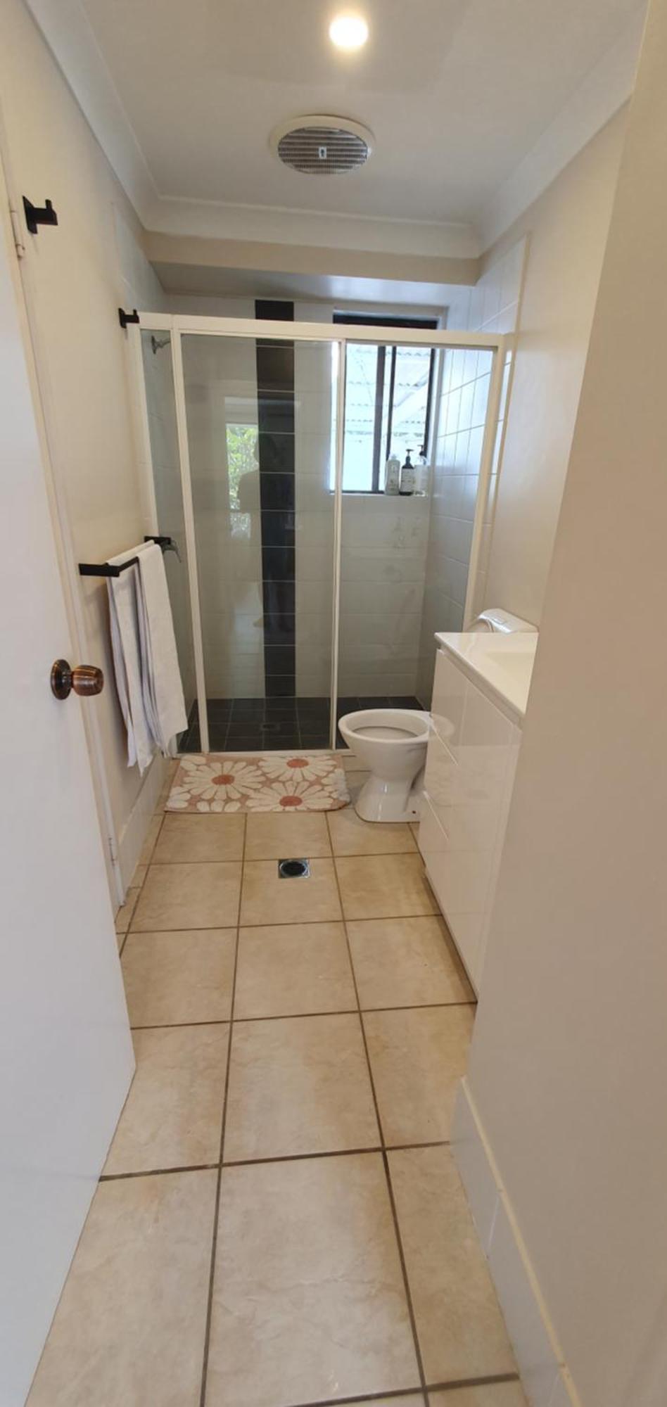 Family Retreat, 1 And Half Kms, Shops, Full *