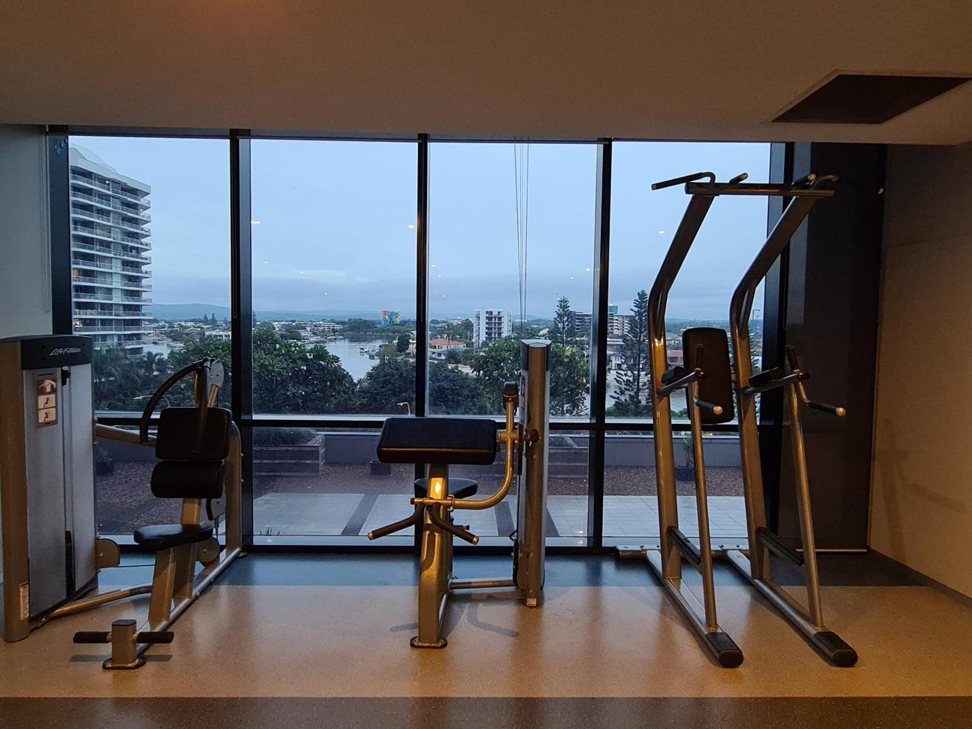 Circle On Cavill 3 Bedroom 2 Bathroom Ocean And River View Apartment Gold Coast