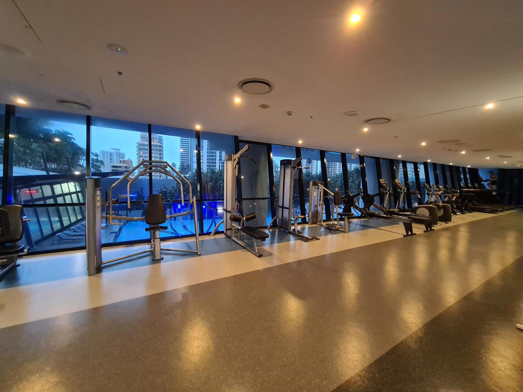 Circle On Cavill 3 Bedroom 2 Bathroom Ocean And River View Apartment *