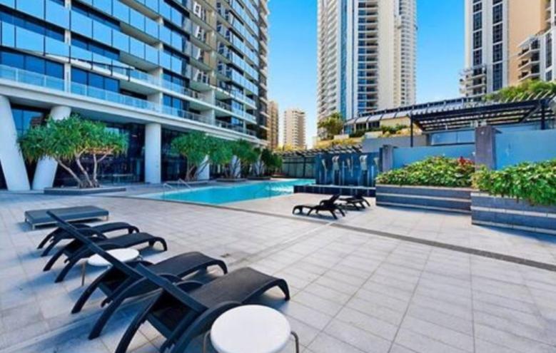 Circle On Cavill 3 Bedroom 2 Bathroom Ocean And River View Apartment *