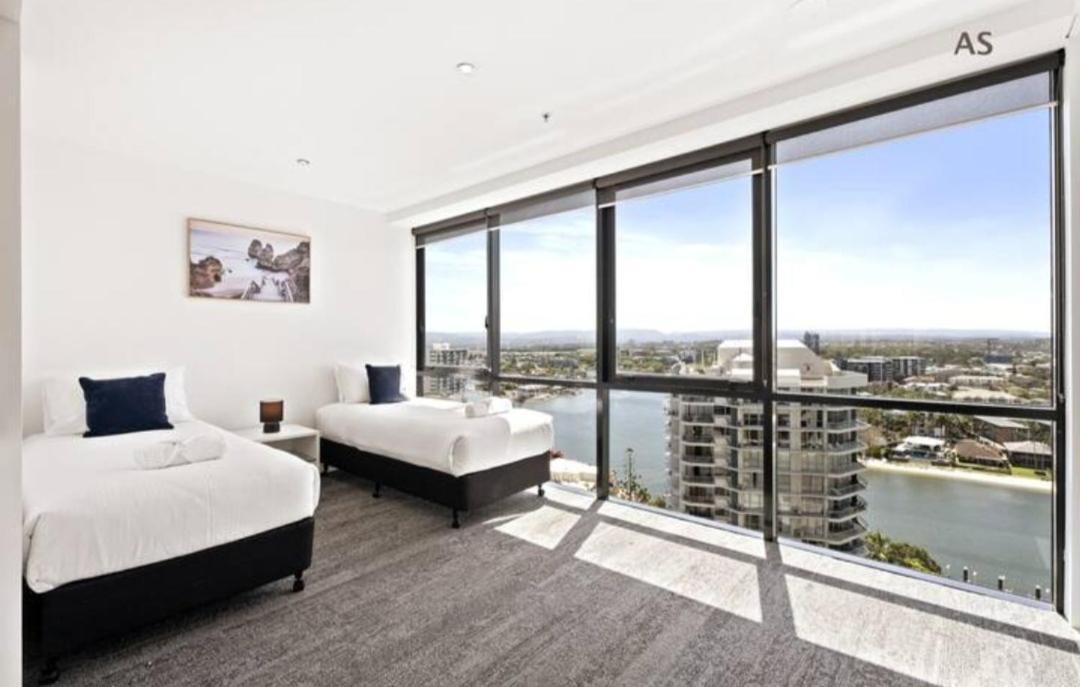 Circle On Cavill 3 Bedroom 2 Bathroom Ocean And River View Apartment Gold Coast
