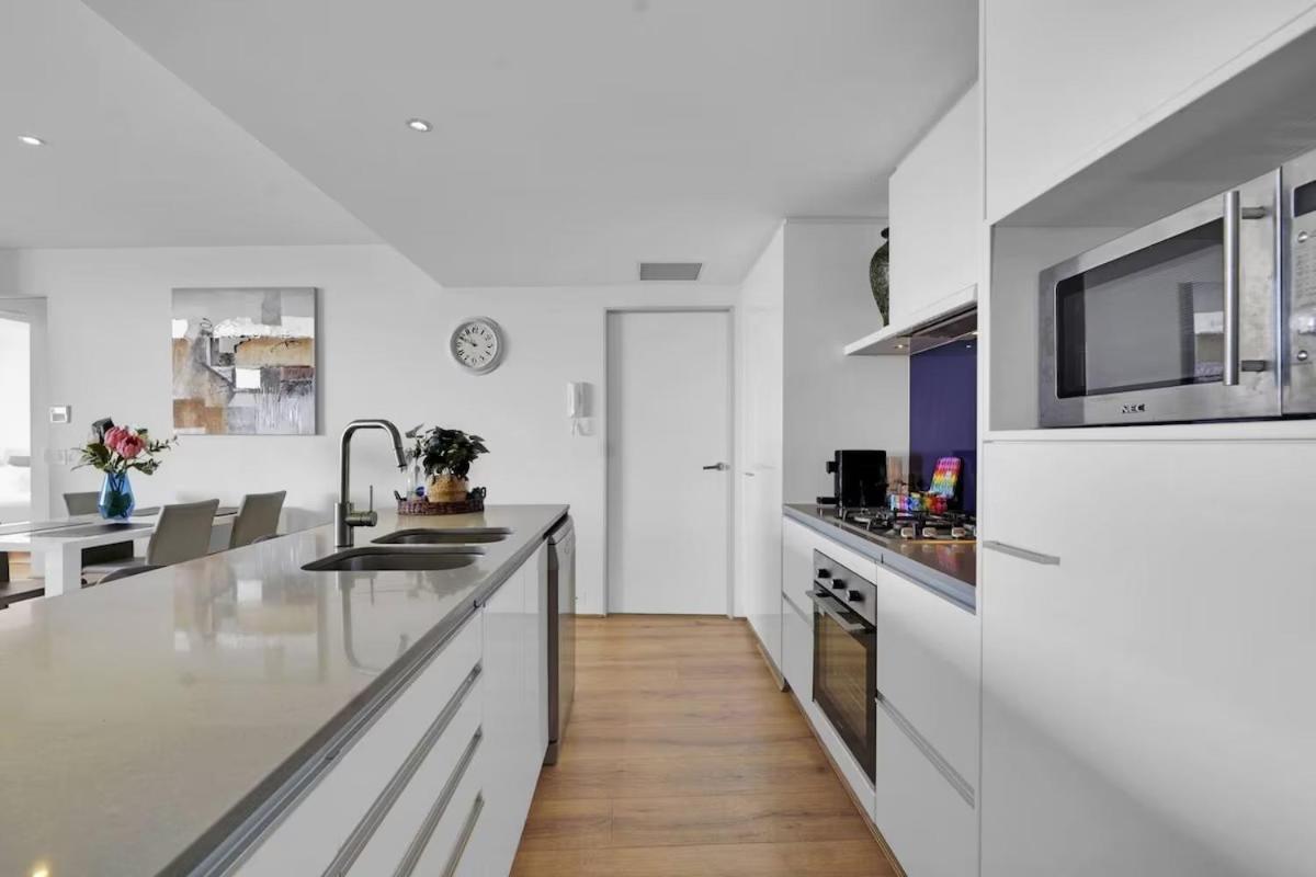 Apartment Level 47 Sky High 2br Ocean View *