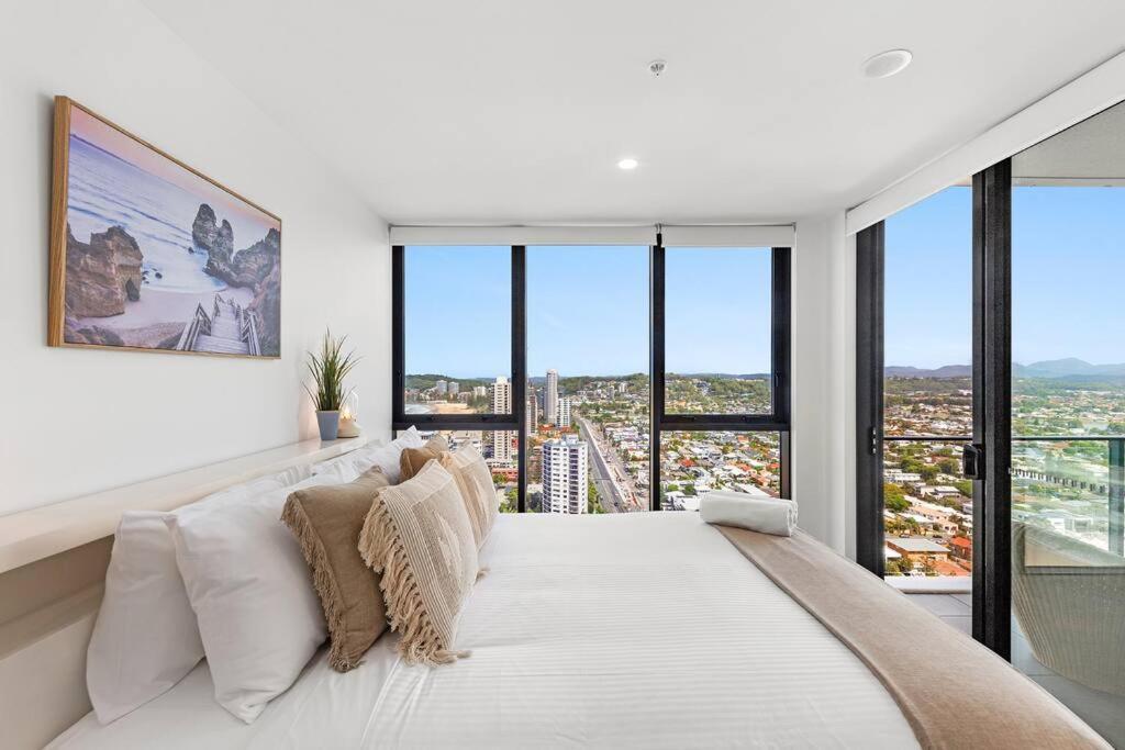 Breathtaking Penthouse Paradise Ocean Views Pool * Gold Coast
