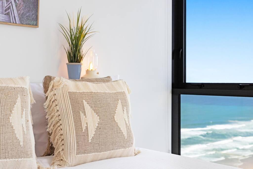 Breathtaking Penthouse Paradise Ocean Views Pool Gold Coast