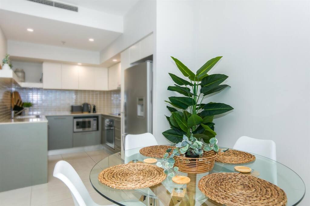 Apartment Bliss By The Ocean Beautiful Views, Walk To Beach! Gold Coast