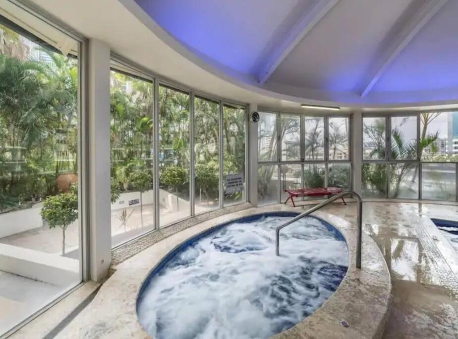 Chevron Renaissance 2 Bedroom Unit, Great Views * Gold Coast