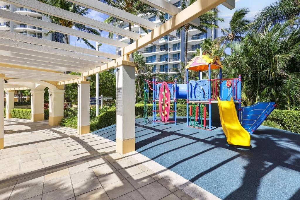 Chevron Renaissance 2 Bedroom Unit, Great Views *