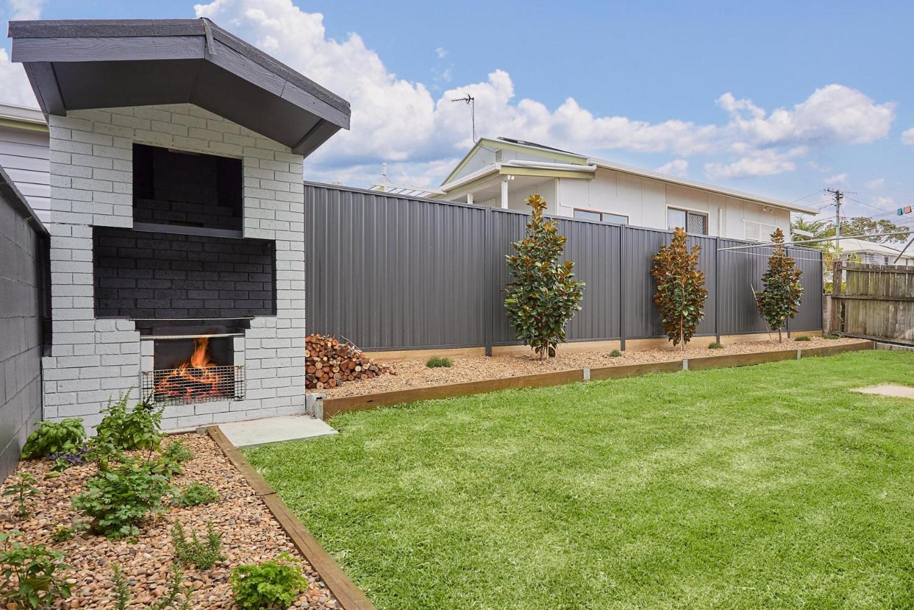 The Queenslander! Complete Entertainer - Huge - Stylish - Games - Full Level Pool - Smokehouse - Secure Parking - Yard #new! Holiday home Gold Coast