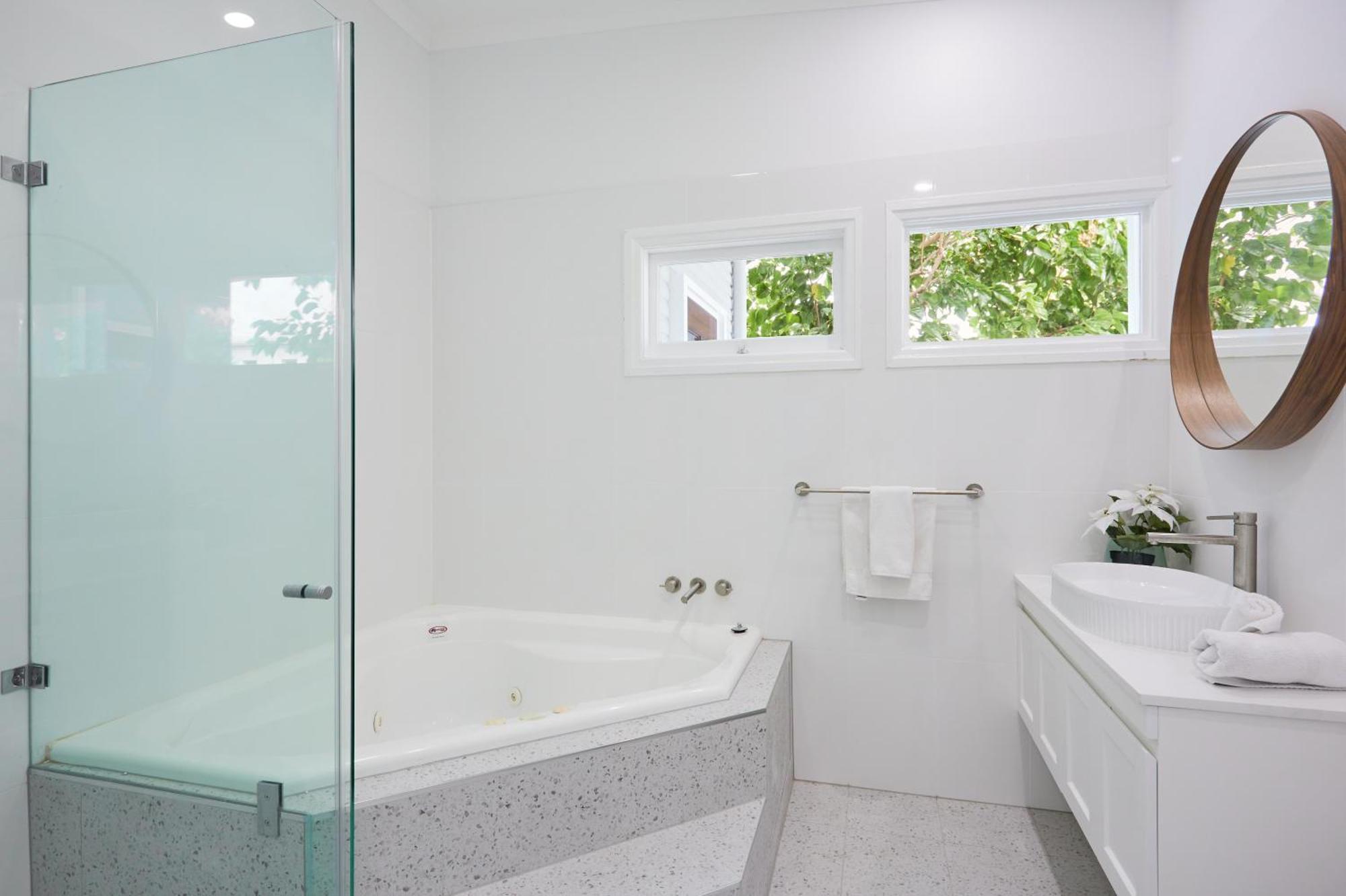 The Queenslander! Complete Entertainer - Huge - Stylish - Games - Full Level Pool - Smokehouse - Secure Parking - Yard #new! Holiday home