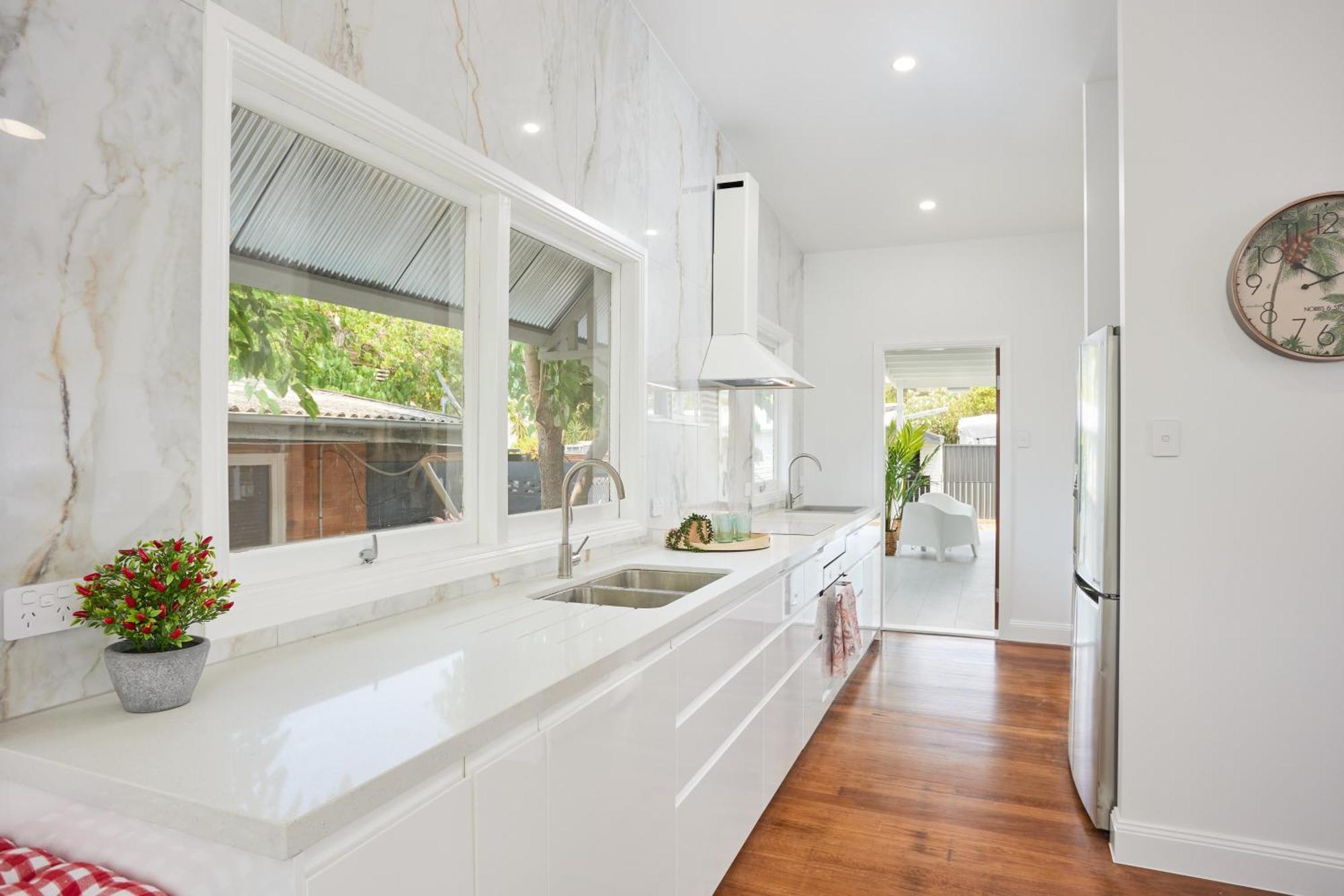 The Queenslander! Complete Entertainer - Huge - Stylish - Games - Full Level Pool - Smokehouse - Secure Parking - Yard #new! Holiday home *
