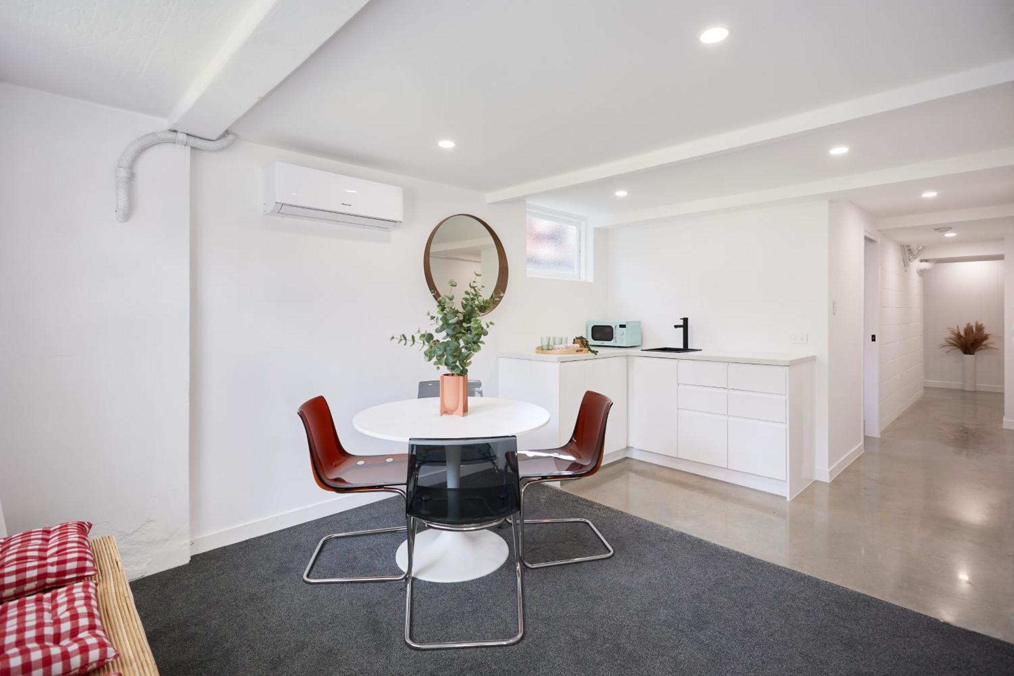 The Queenslander! Complete Entertainer - Huge - Stylish - Games - Full Level Pool - Smokehouse - Secure Parking - Yard #new!
