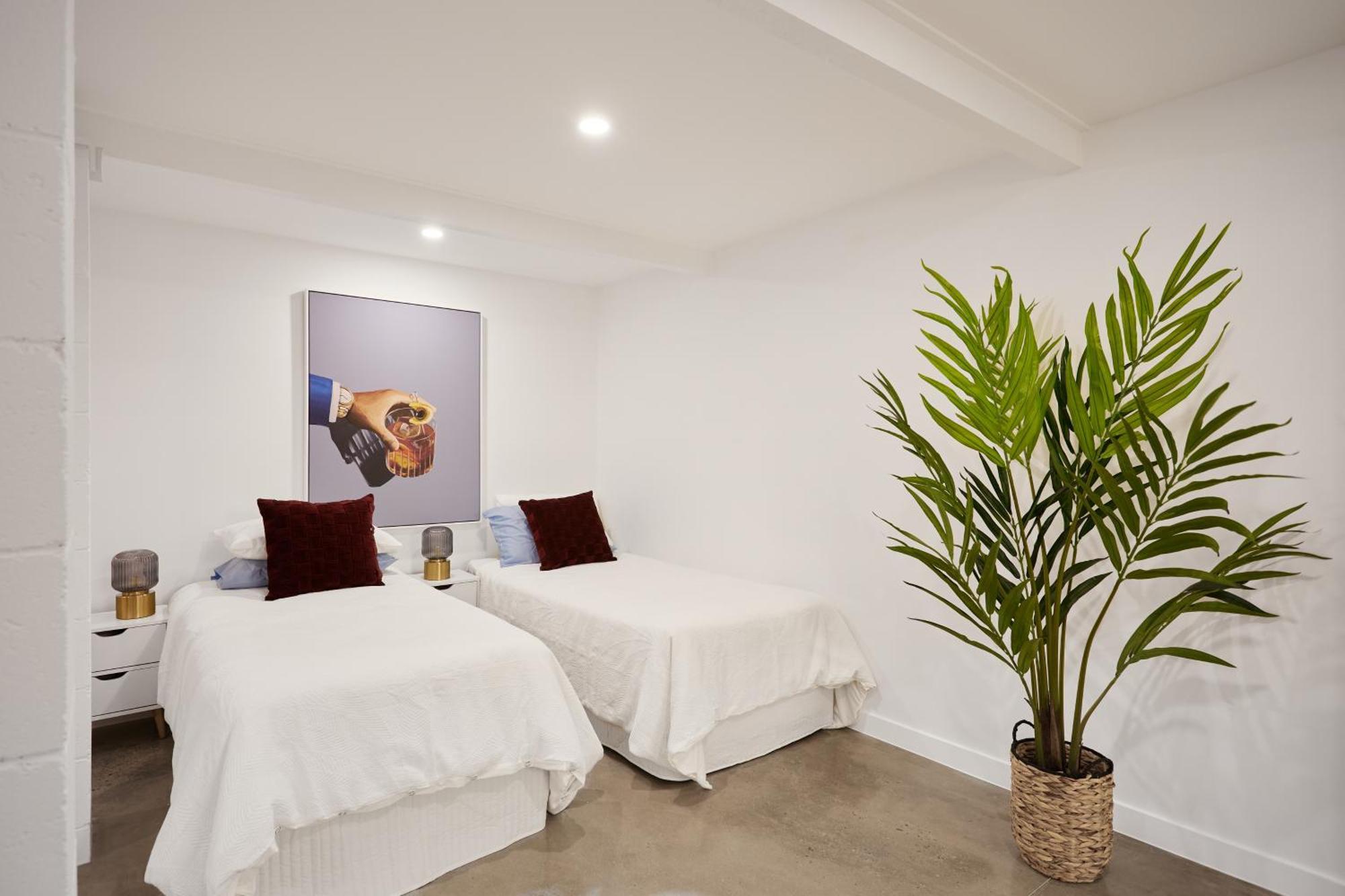 The Queenslander! Complete Entertainer - Huge - Stylish - Games - Full Level Pool - Smokehouse - Secure Parking - Yard #new! * Gold Coast