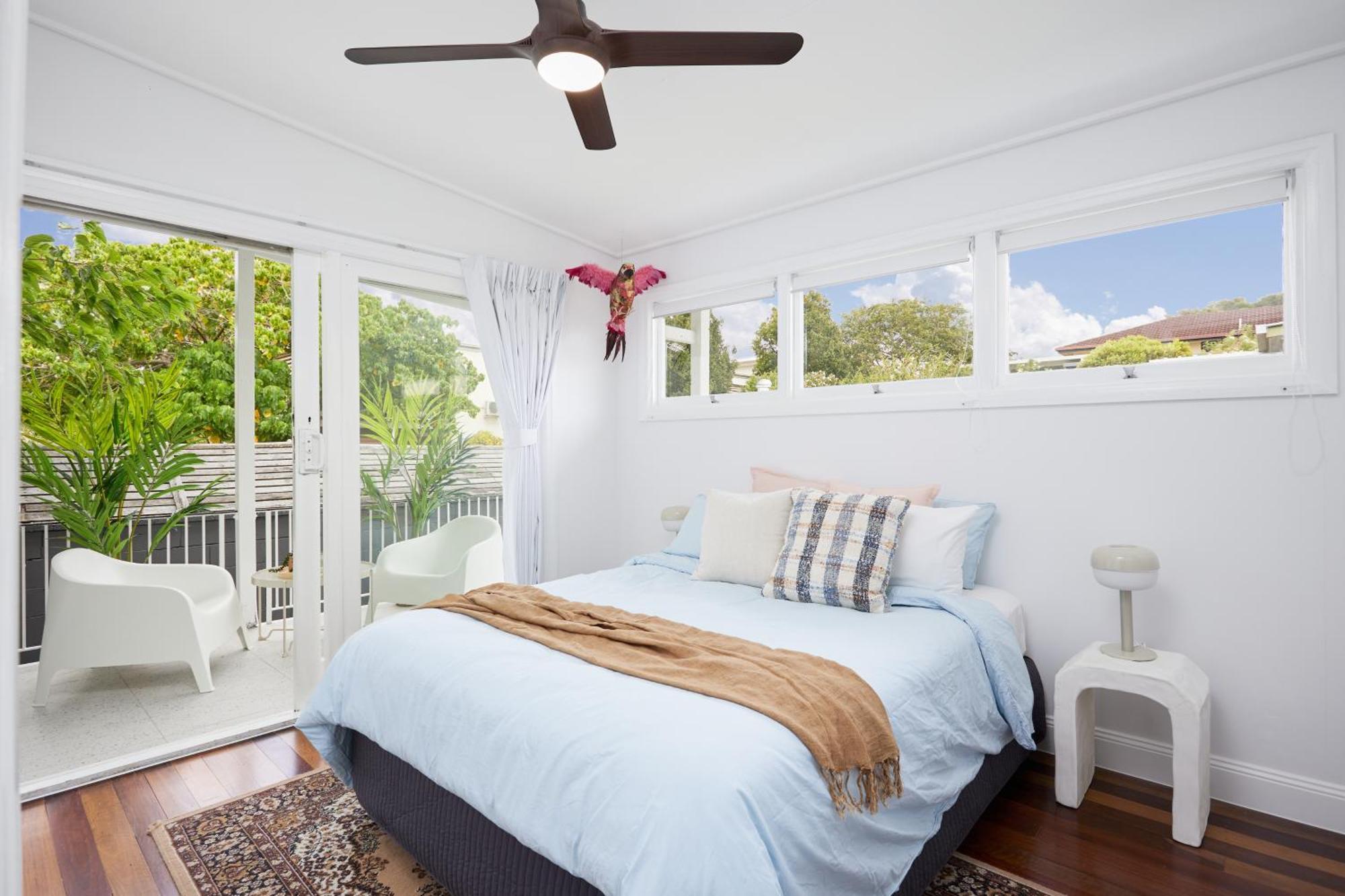 Holiday home The Queenslander! Complete Entertainer - Huge - Stylish - Games - Full Level Pool - Smokehouse - Secure Parking - Yard #new! *