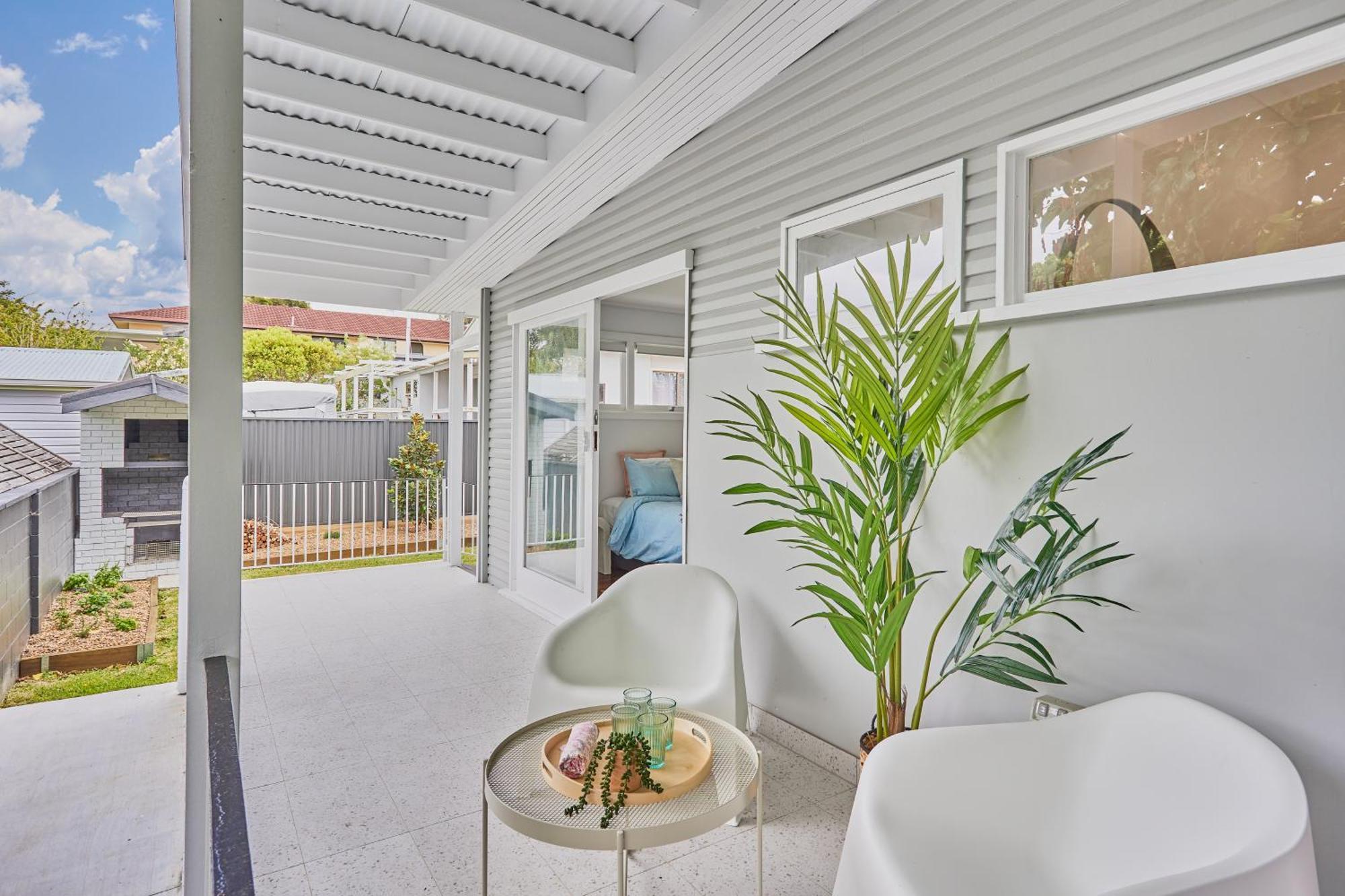 The Queenslander! Complete Entertainer - Huge - Stylish - Games - Full Level Pool - Smokehouse - Secure Parking - Yard #new! Gold Coast