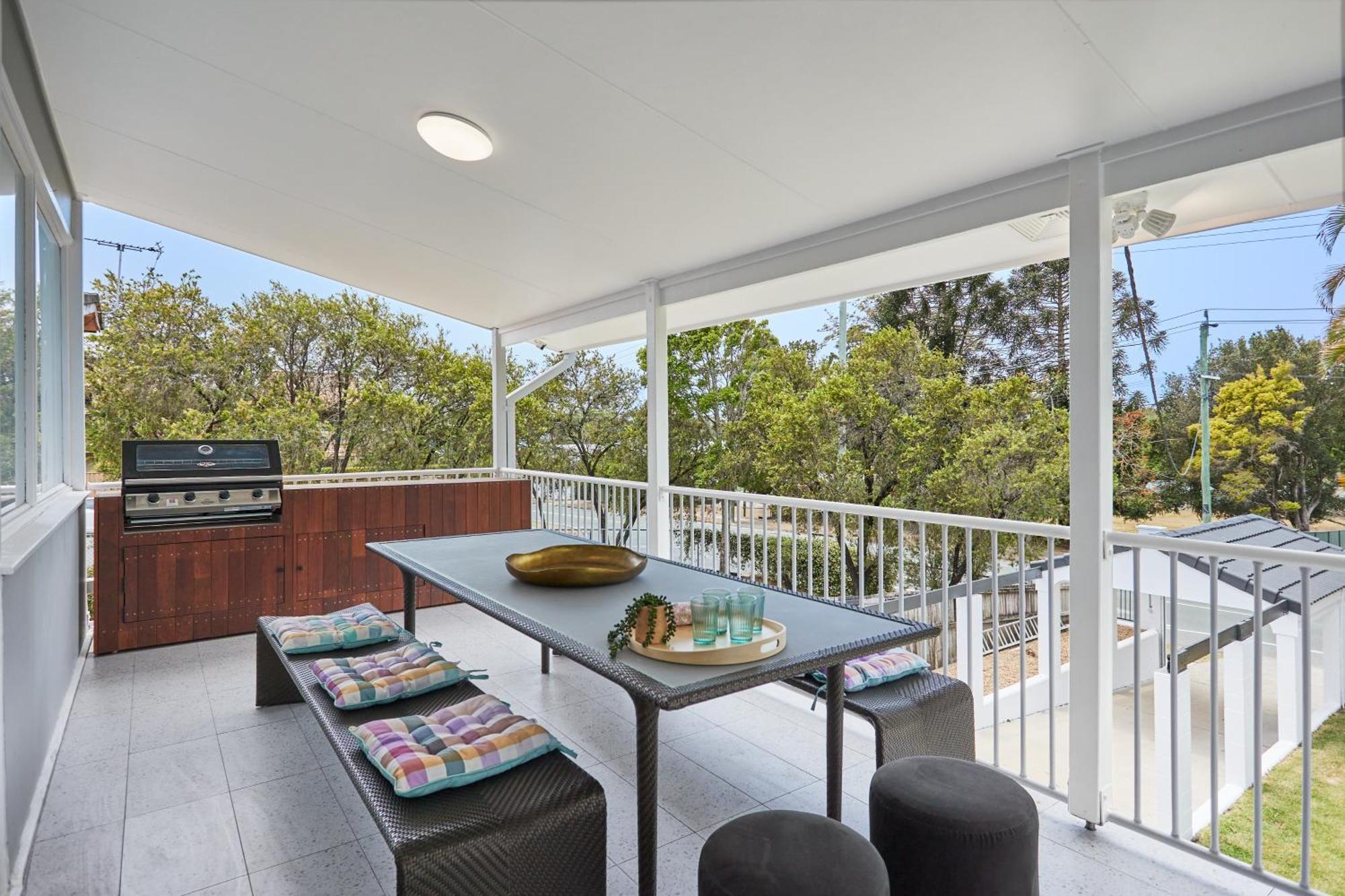 Holiday home The Queenslander! Complete Entertainer - Huge - Stylish - Games - Full Level Pool - Smokehouse - Secure Parking - Yard #new! *