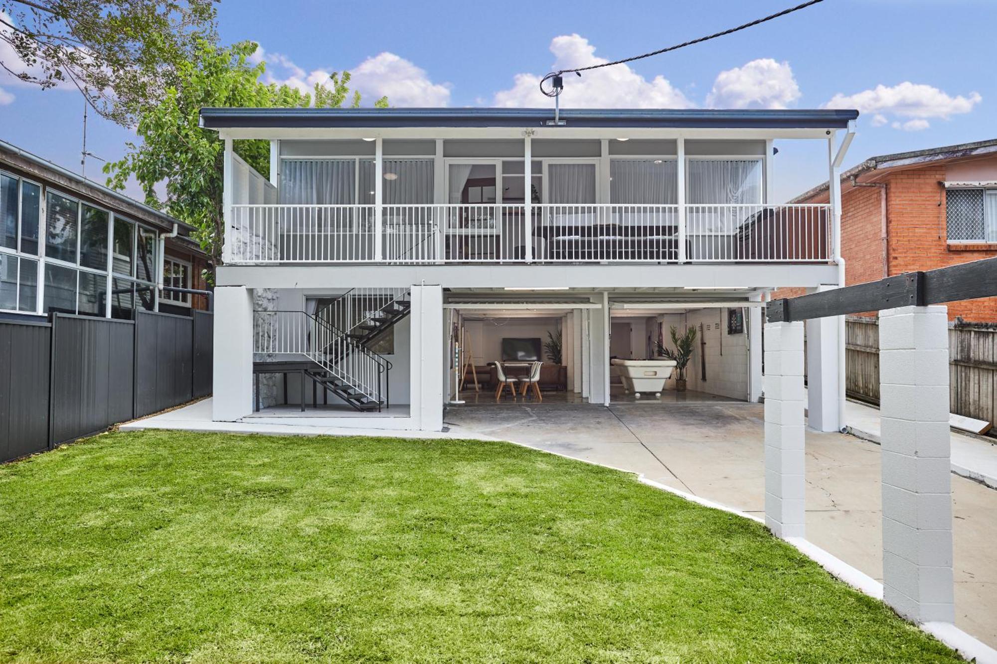 The Queenslander! Complete Entertainer - Huge - Stylish - Games - Full Level Pool - Smokehouse - Secure Parking - Yard #new! Holiday home Gold Coast