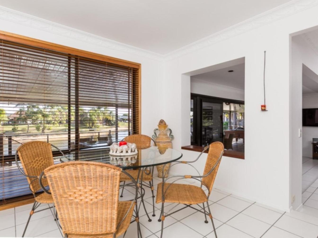 Reflections Broadbeach- Heated Pool! Complete Waterfront Entertainer With Huge Deck, Pool Table And Pontoon Gold Coast