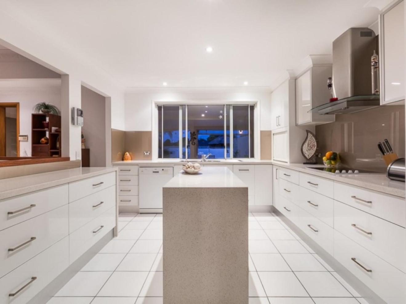Reflections Broadbeach- Heated Pool! Complete Waterfront Entertainer With Huge Deck, Pool Table And Pontoon Holiday home