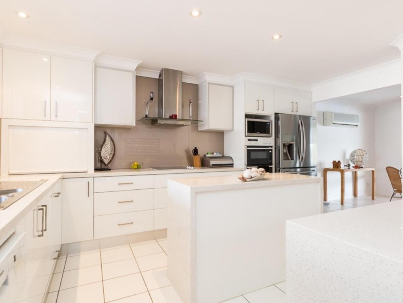 Reflections Broadbeach- Heated Pool! Complete Waterfront Entertainer With Huge Deck, Pool Table And Pontoon Holiday home *