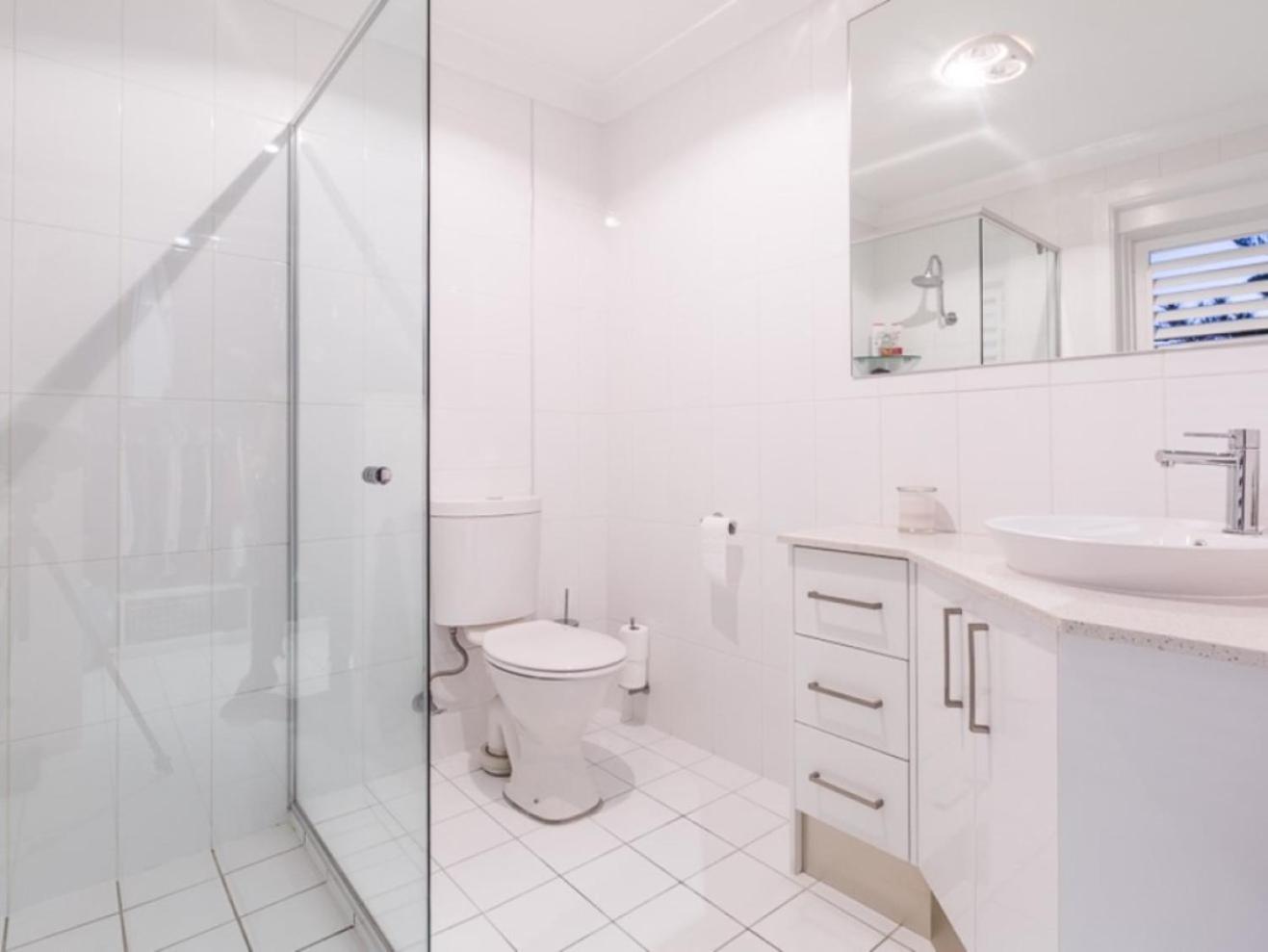 Reflections Broadbeach- Heated Pool! Complete Waterfront Entertainer With Huge Deck, Pool Table And Pontoon Holiday home
